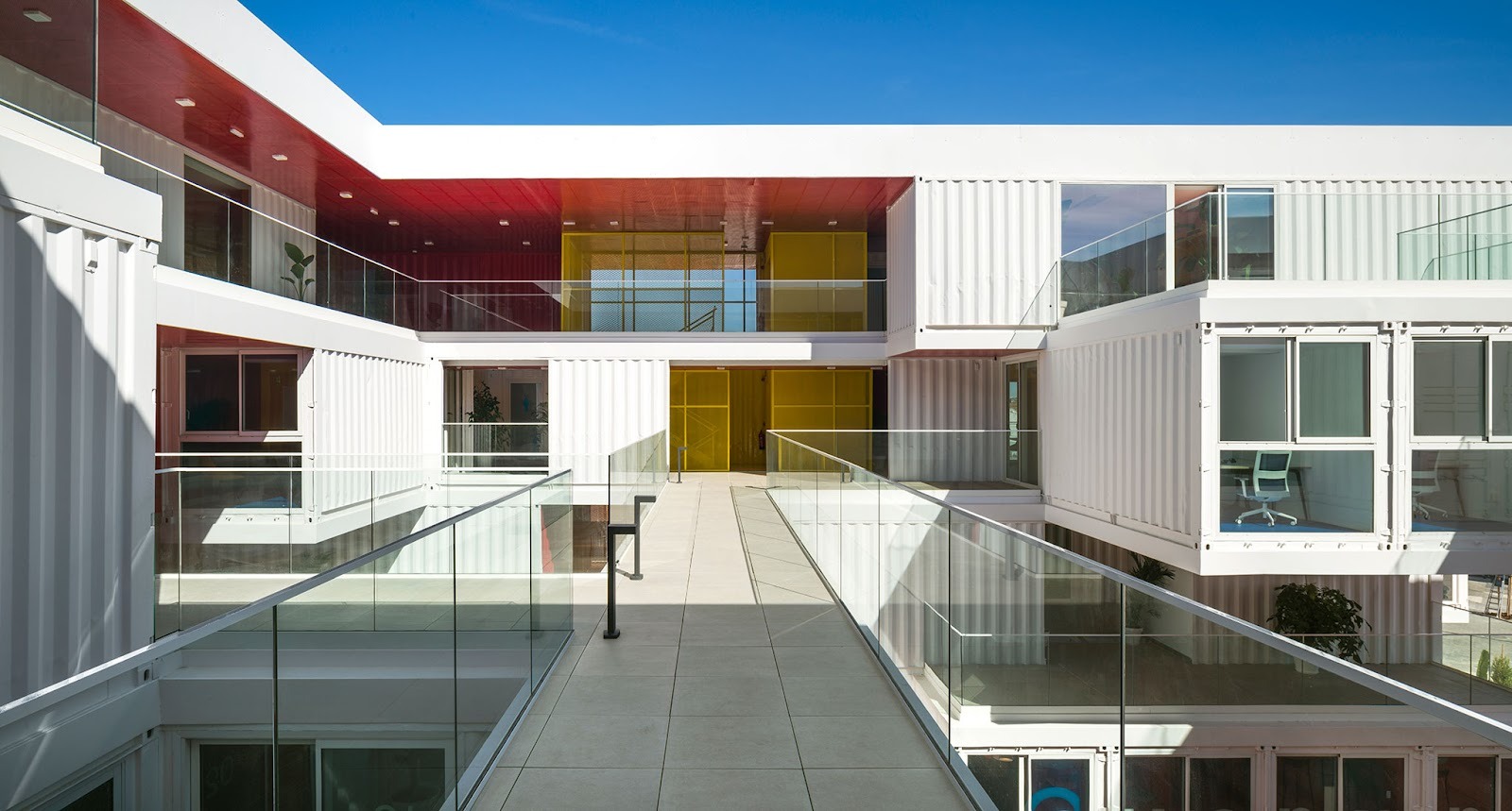 The Cargo of Ideas: Carquero Arquitectura Docks the "Incubazul" in Cadiz