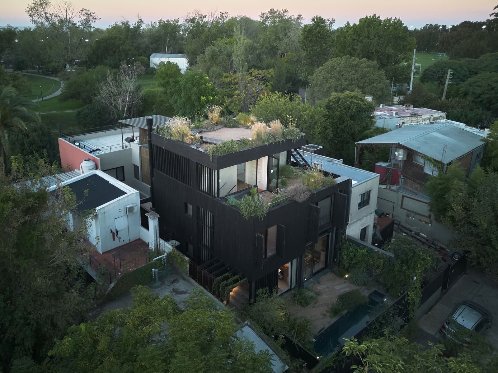 When the Site Decides the Architecture: A Narrow Lot Home Near Buenos Aires