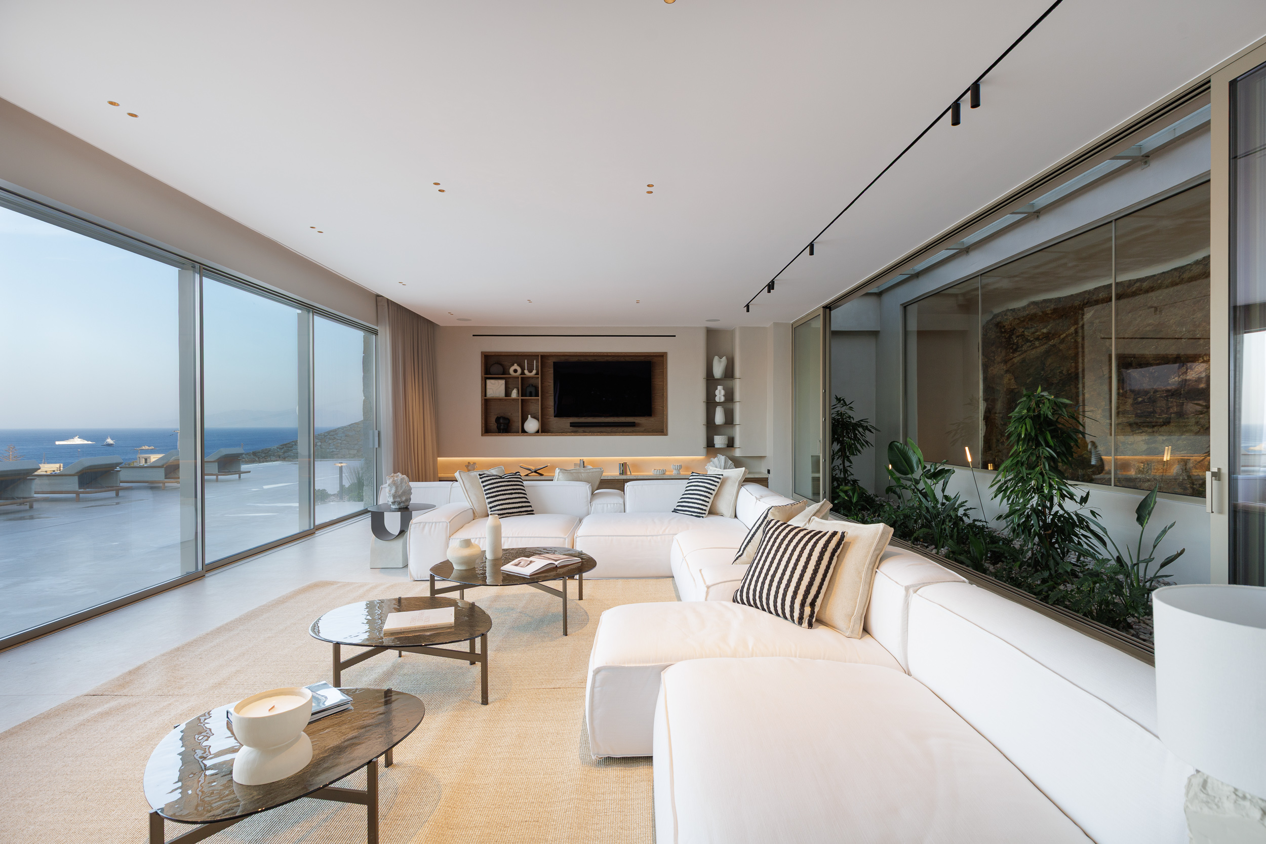 OIKēMA: Carving A Home Into The Aegean Earth