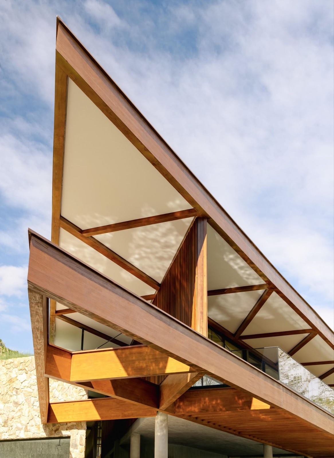 Tangram House: TETRO Arquitetura Composes a Geometric Home Rooted in Landscape