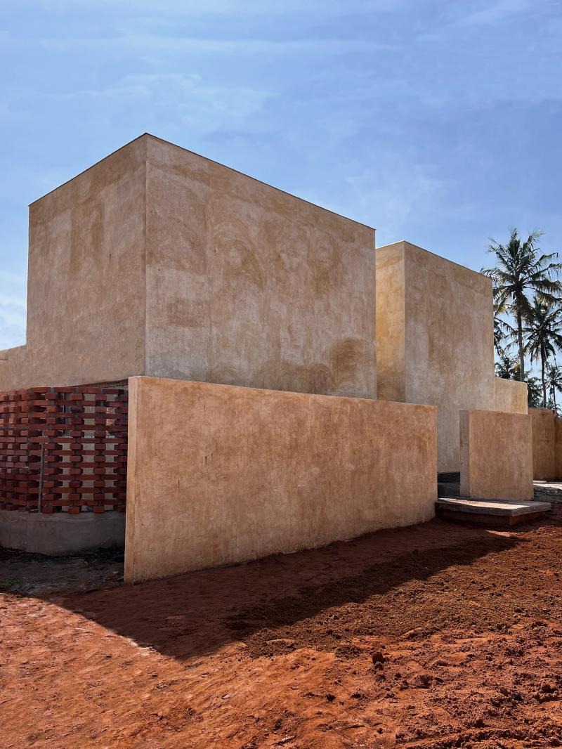 Rhythmic Shadows: Aznar Tailly Orchestrates a Tropical Dialogue in Villa Mondoukou