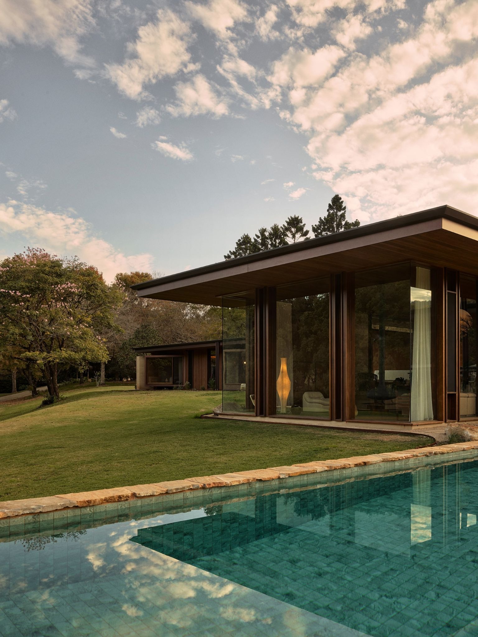Finca Talluca: A Currumbin Valley Retreat Where Brutalism Meets Midcentury Poise