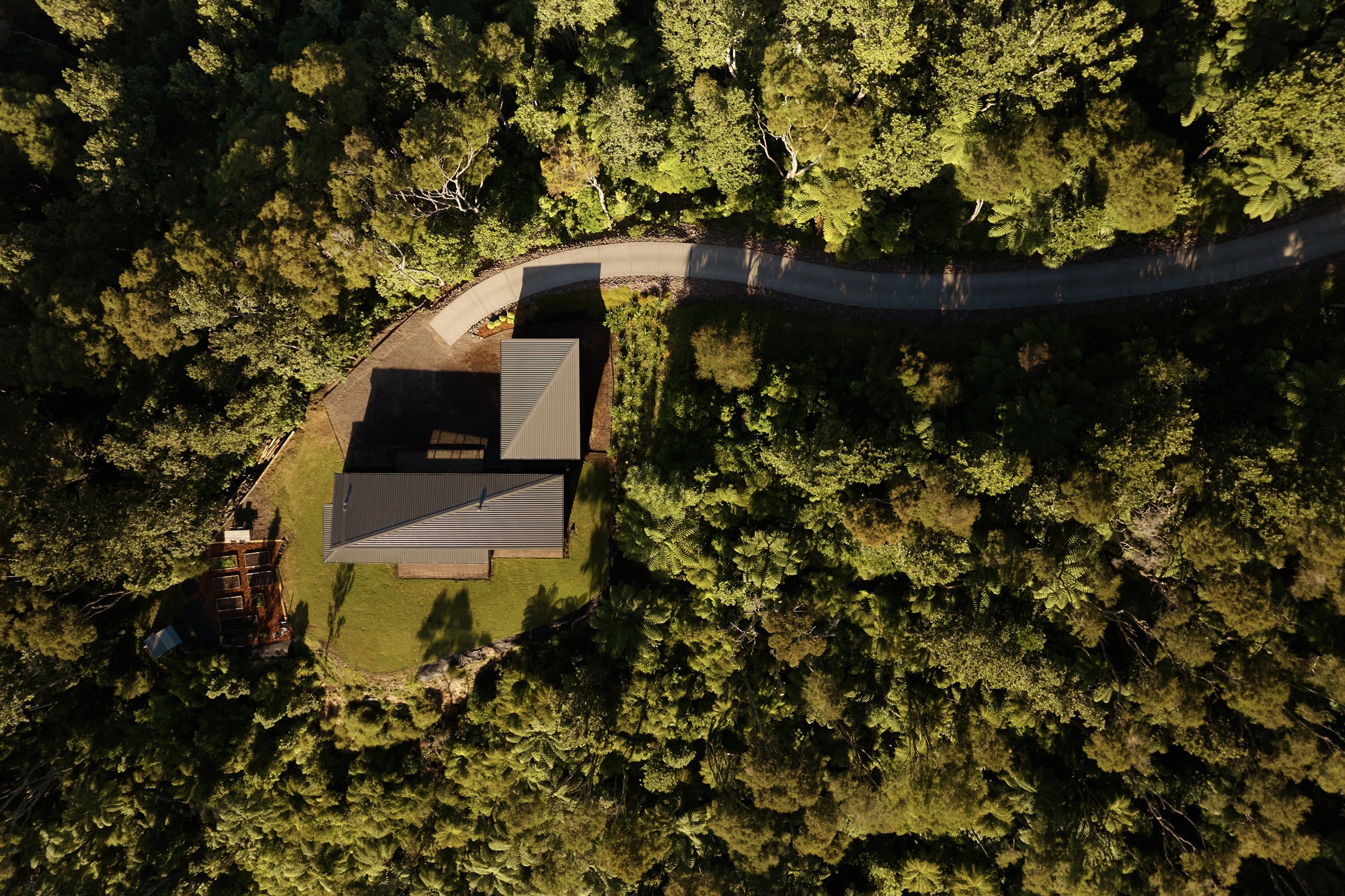Arkhē’s Kokako Heights Defines Durable, Low-Energy Living on the Edge