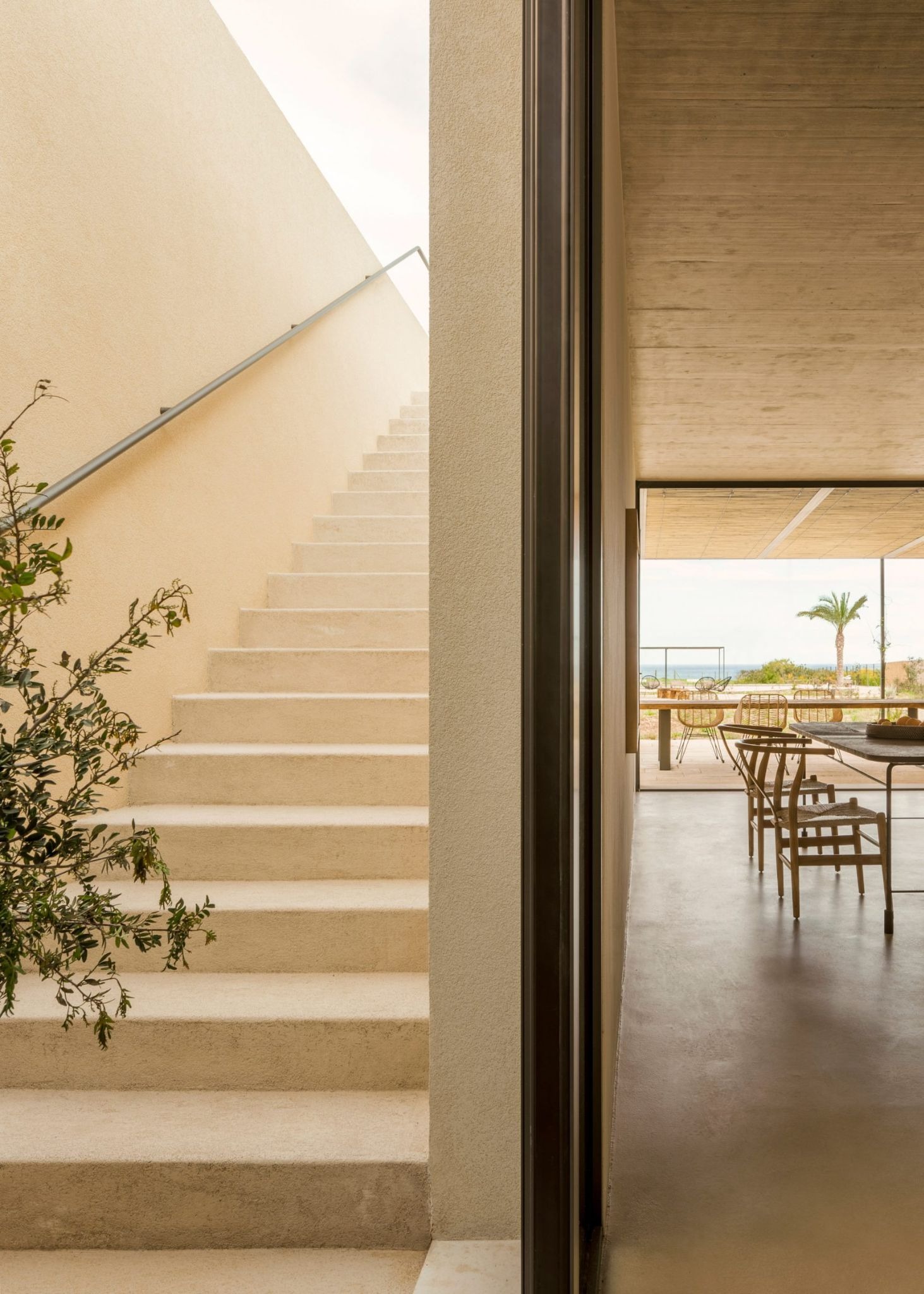 Patio House: Solum Studio’s Quiet Labyrinth by the Sea