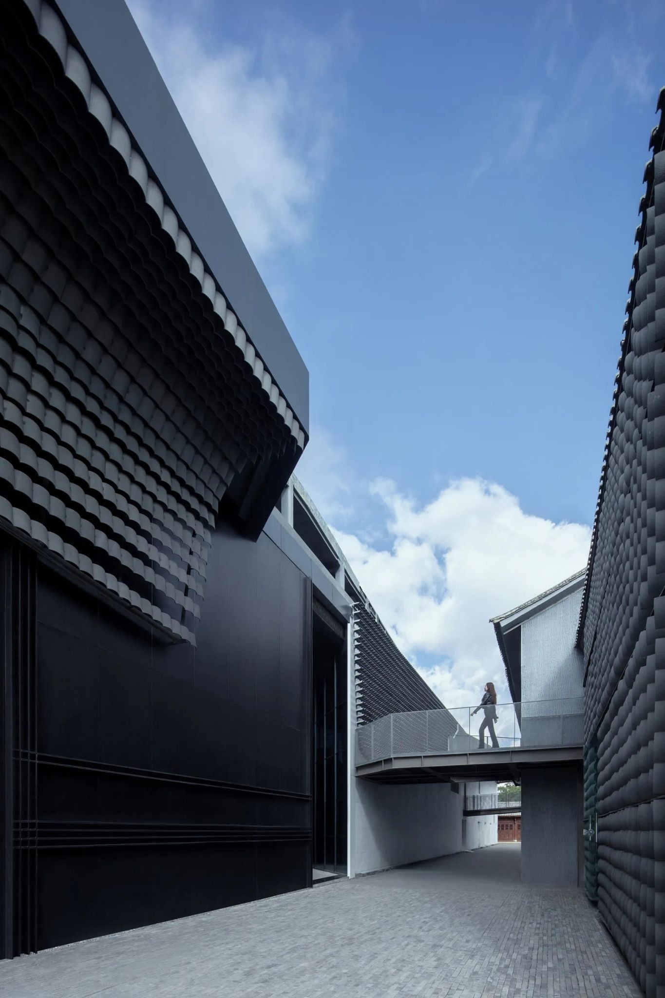 Wired for Drama: Atelier Alter Reanimates Dali’s Industrial Ghost into a Theatrical Machine
