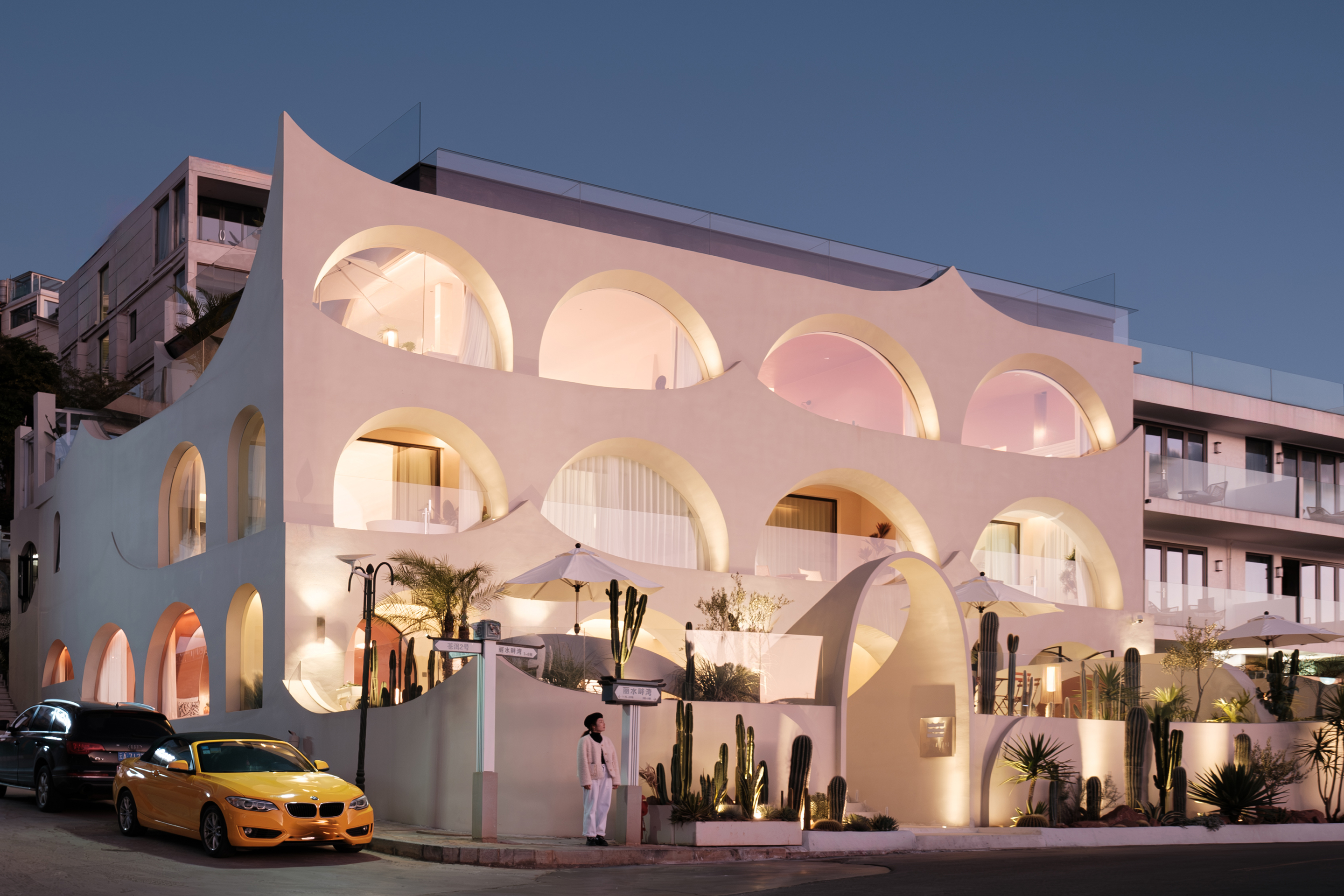Twilight in Erhai and the Architecture of Curved Silence in Dali