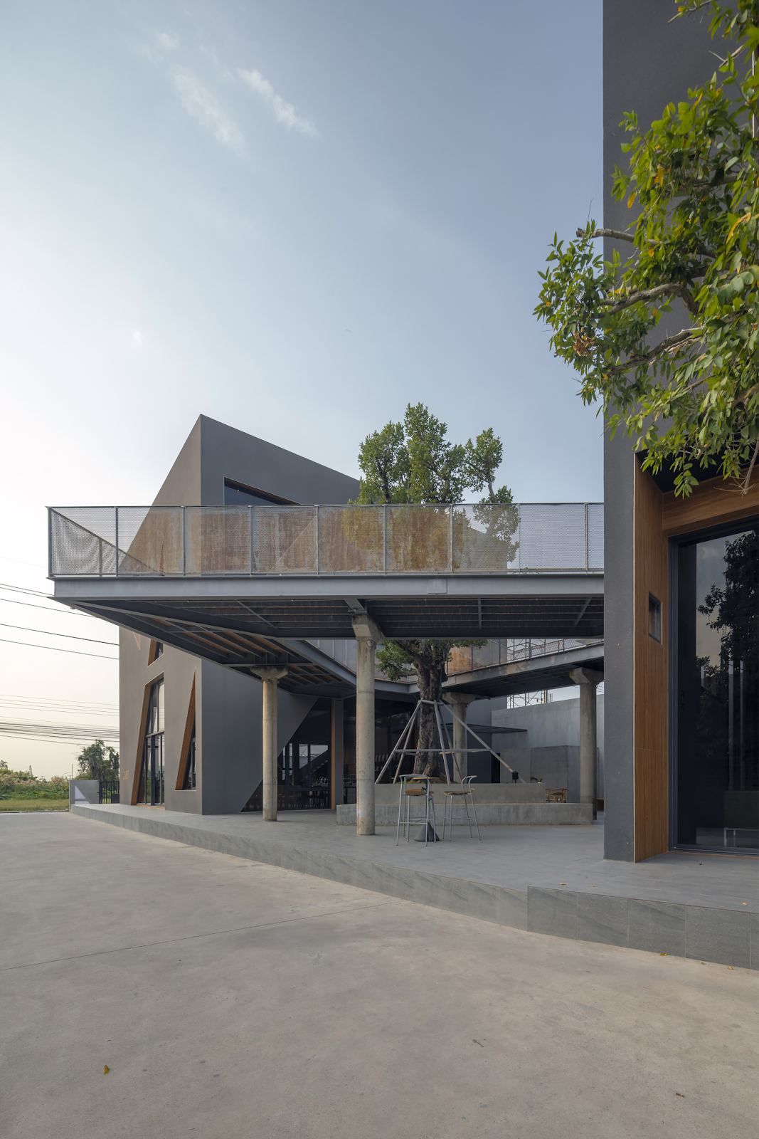 DIFF Coffee Roasters by ASWA: Minimalist Concrete Cubes Bridged by Nature in Phitsanulok
