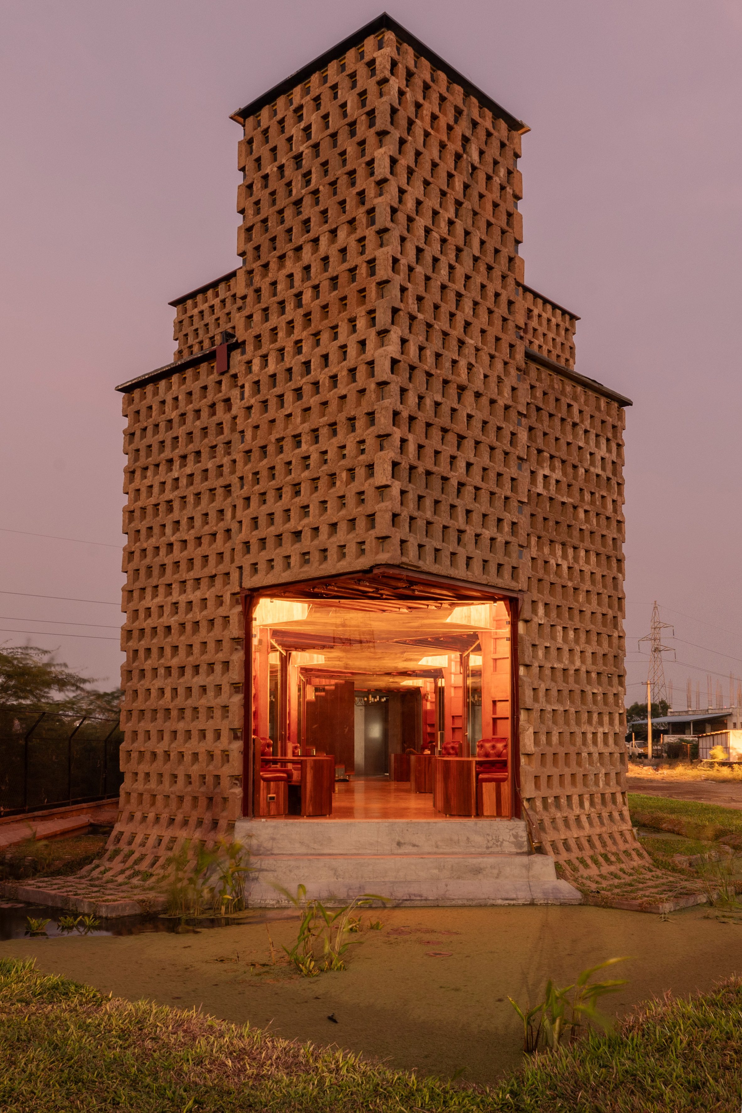 Earth-wrapped Steel: Inside Wallmakers’ Climate-responsive Petti Restaurant