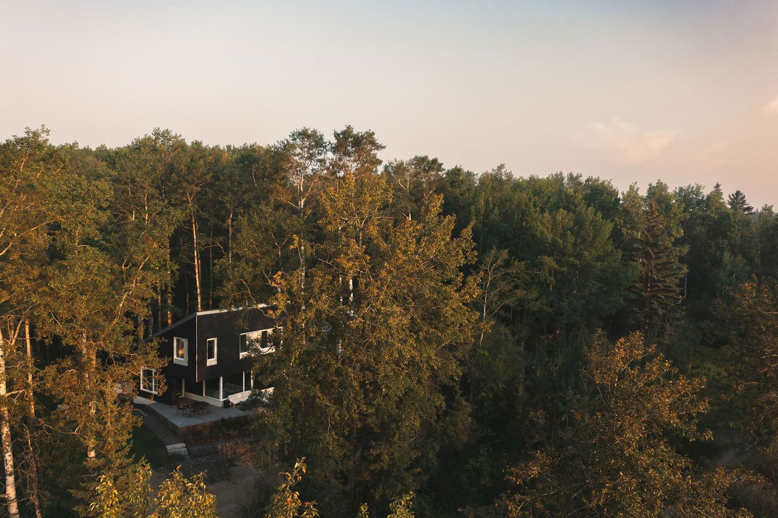 How a Lakeside Cabin Revives the Alberta Summer Tradition
