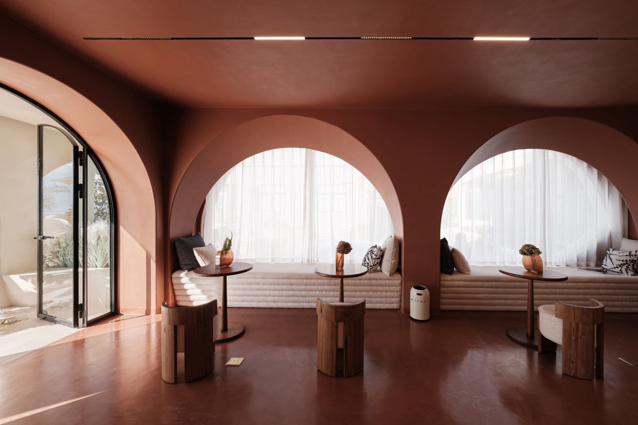 Twilight in Erhai and the Architecture of Curved Silence in Dali