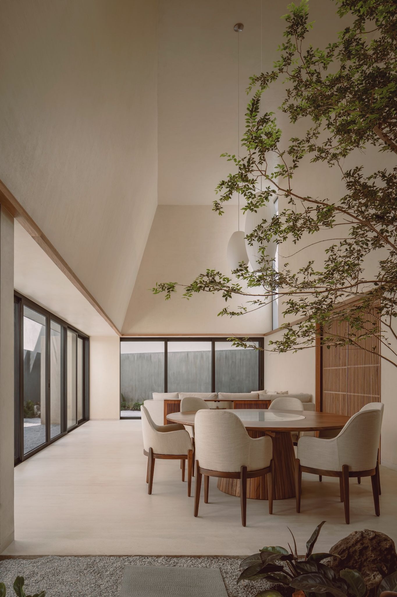 Monolithic Introspection: V Taller Redefines the Concrete Heart of Guadalajara
