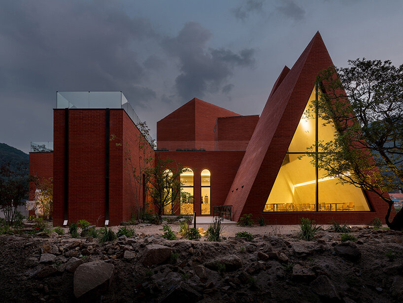 Monologue Café: A Fortress Of Memory Carved Into The Korean Landscape