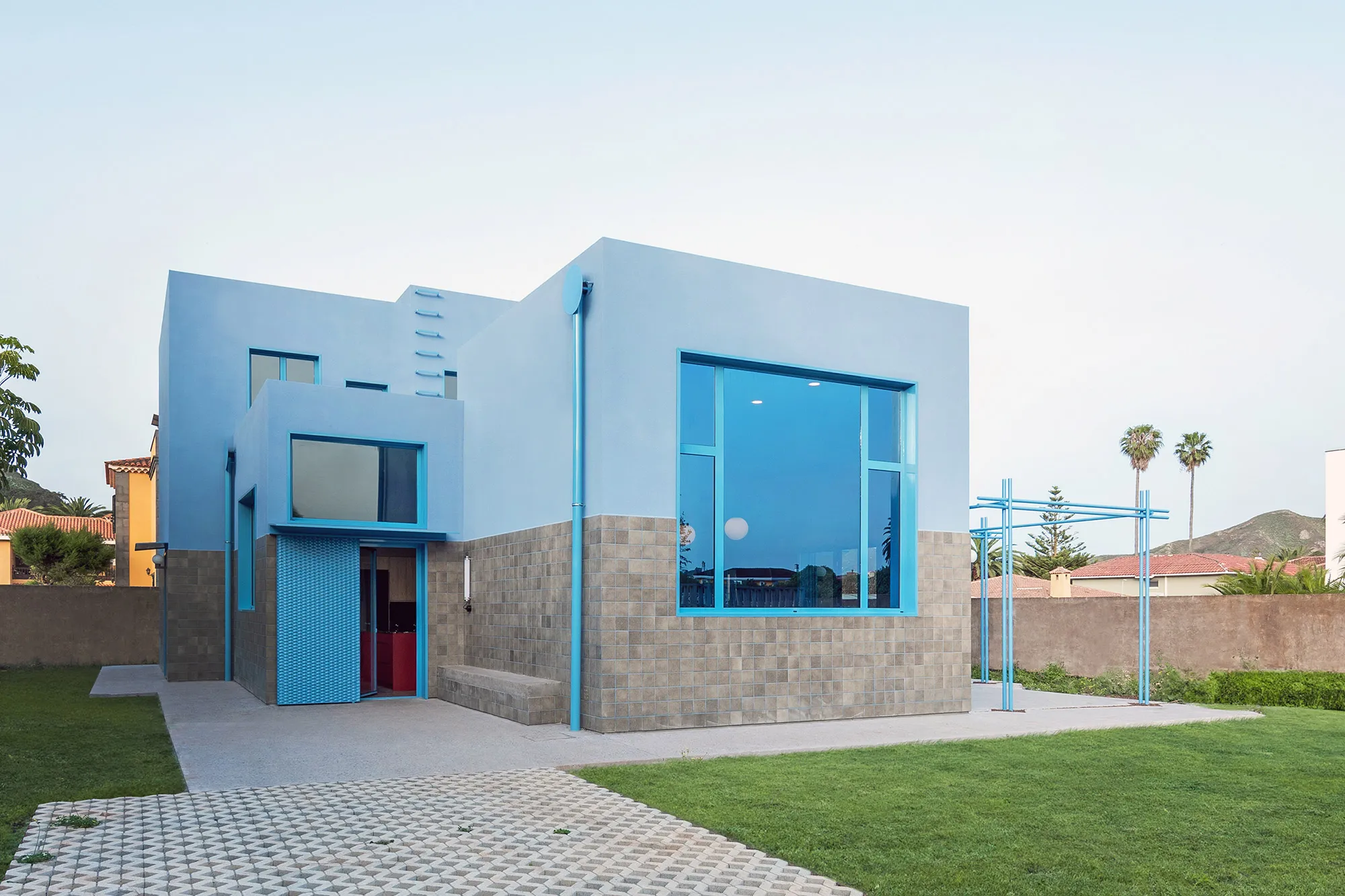 Top Picks - 10 Striking Brutalist Houses That Redefine Concrete Architecture
