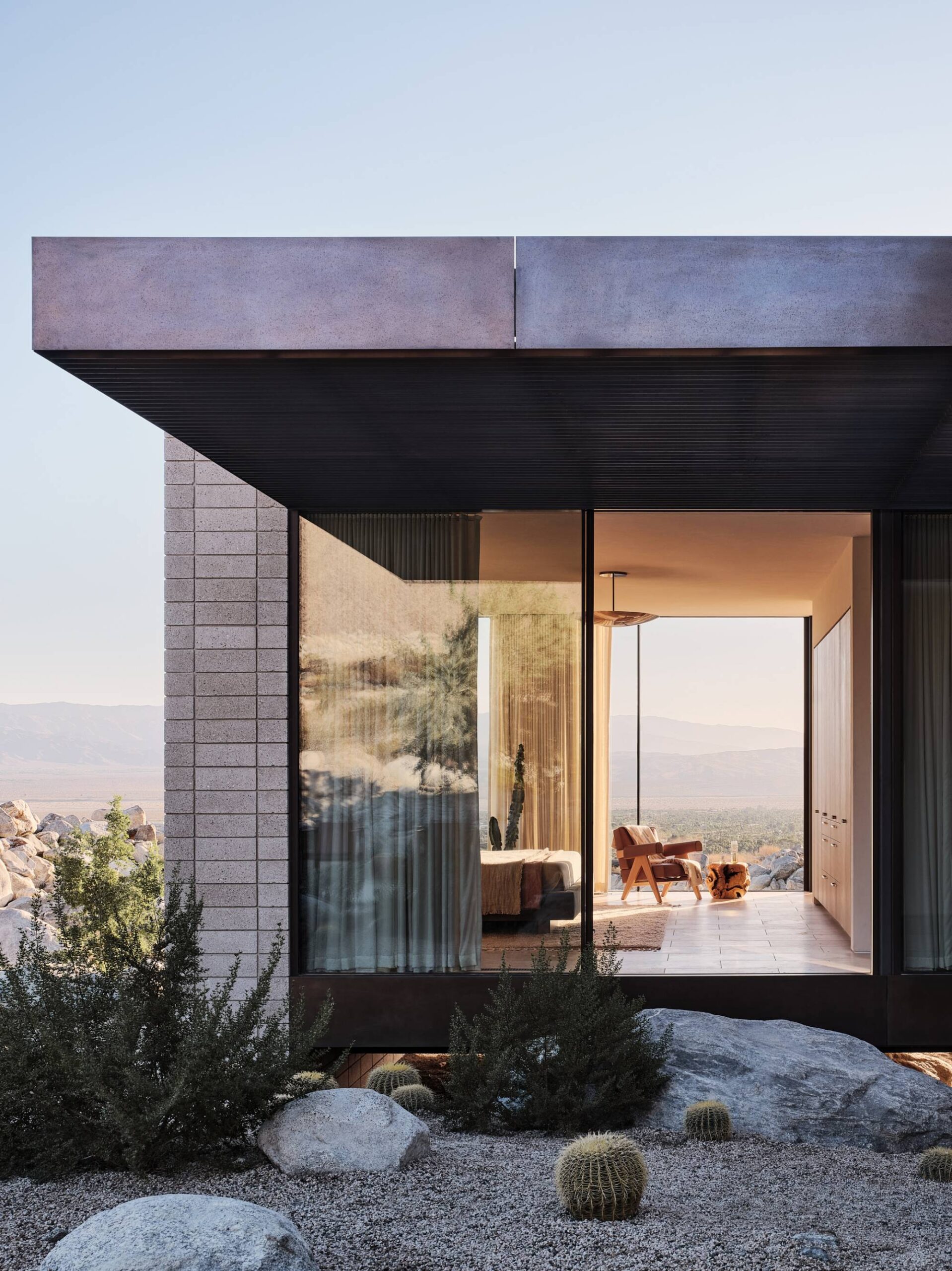 WOODS + DANGARAN’s Desert Palisades Residence Harmonizes With Palm Springs’ Native Terrain