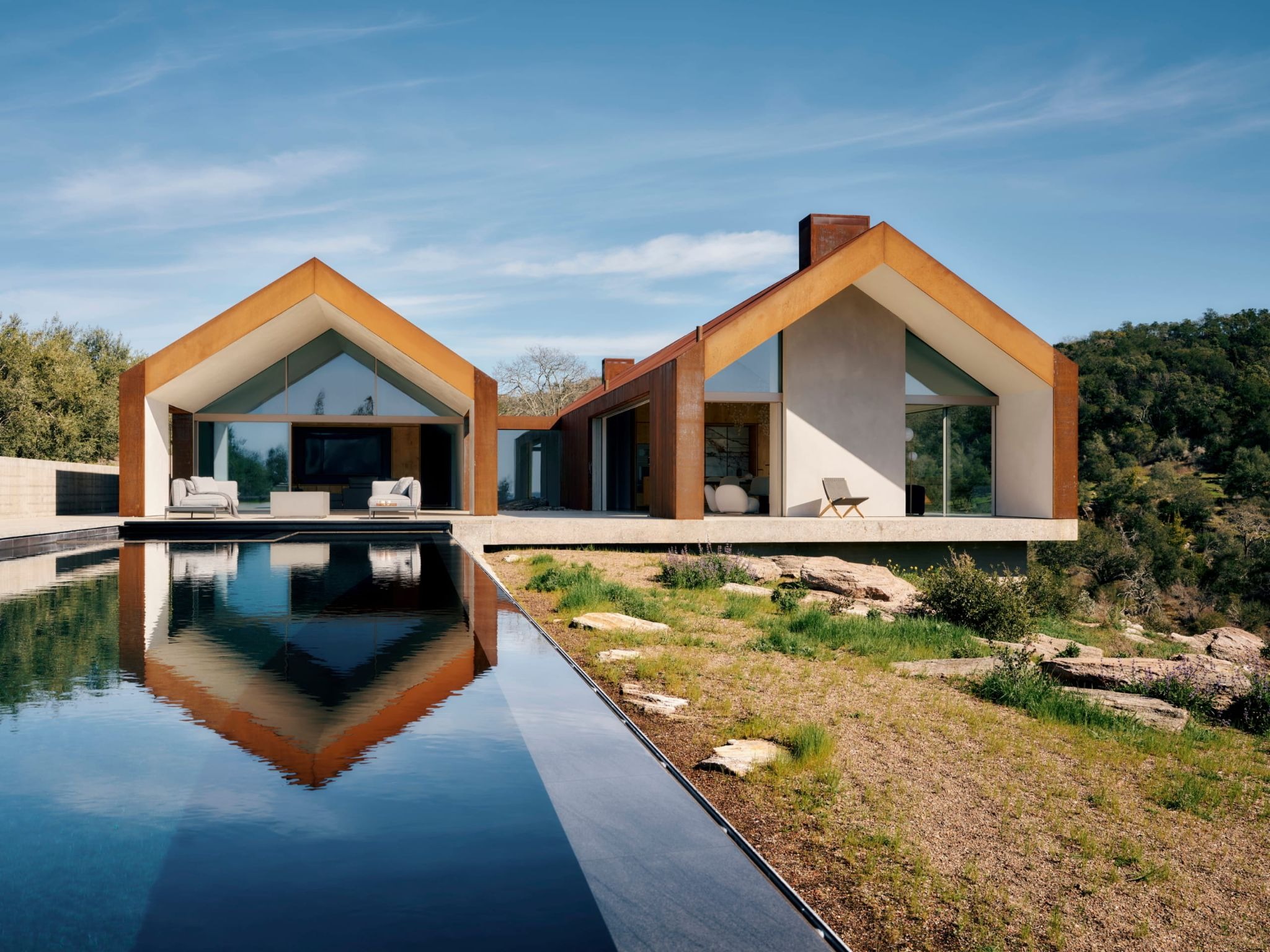 The Architecture of Erasure: Edmonds + Lee Curates a State of 'Amnesia' in Napa Valley