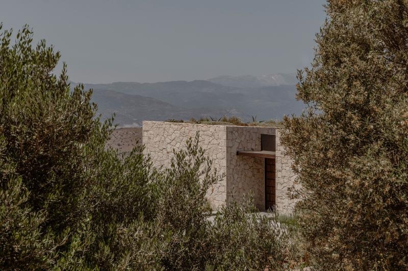 Sculpting the Ridge: Block722 Weaves "O Lofos" into the Cretan Horizon