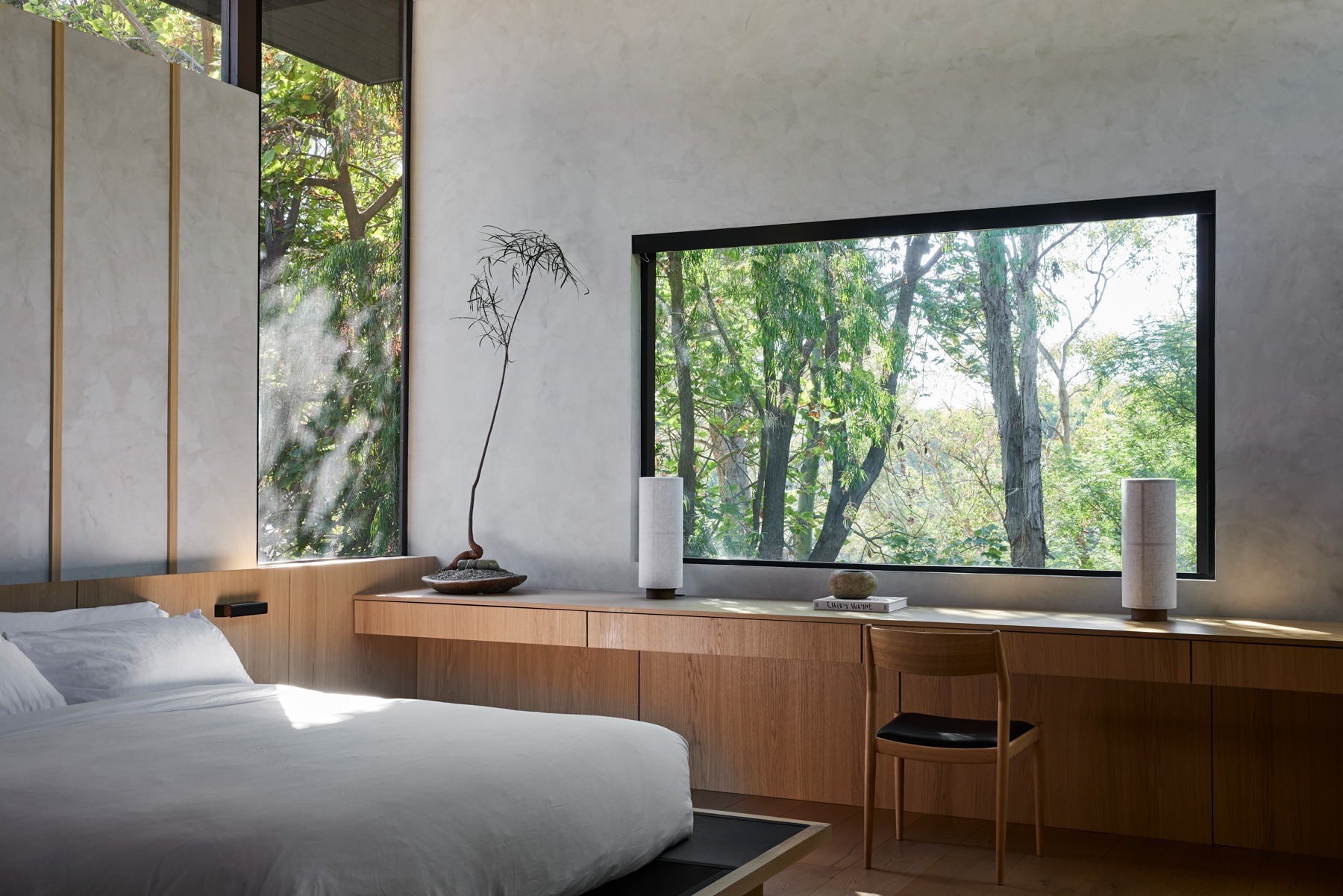 Living on the Edge of Transparency: OWIU Design’s Glass Ridge House in Los Angeles