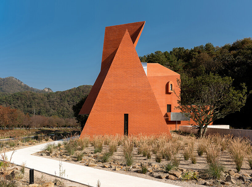 Monologue Café: A Fortress Of Memory Carved Into The Korean Landscape