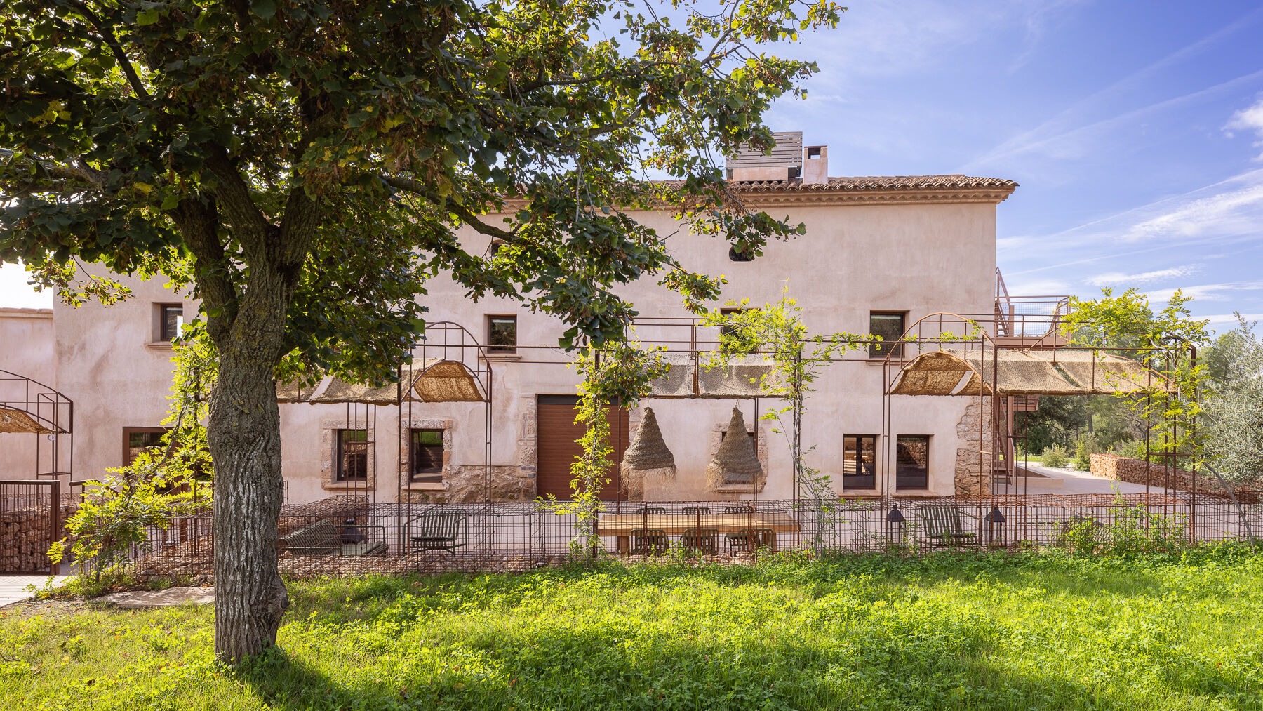 A Dialogue of Stone and Lattice: SCOB Weaves the Contemporary into the Historic Fabric of Can Farrés