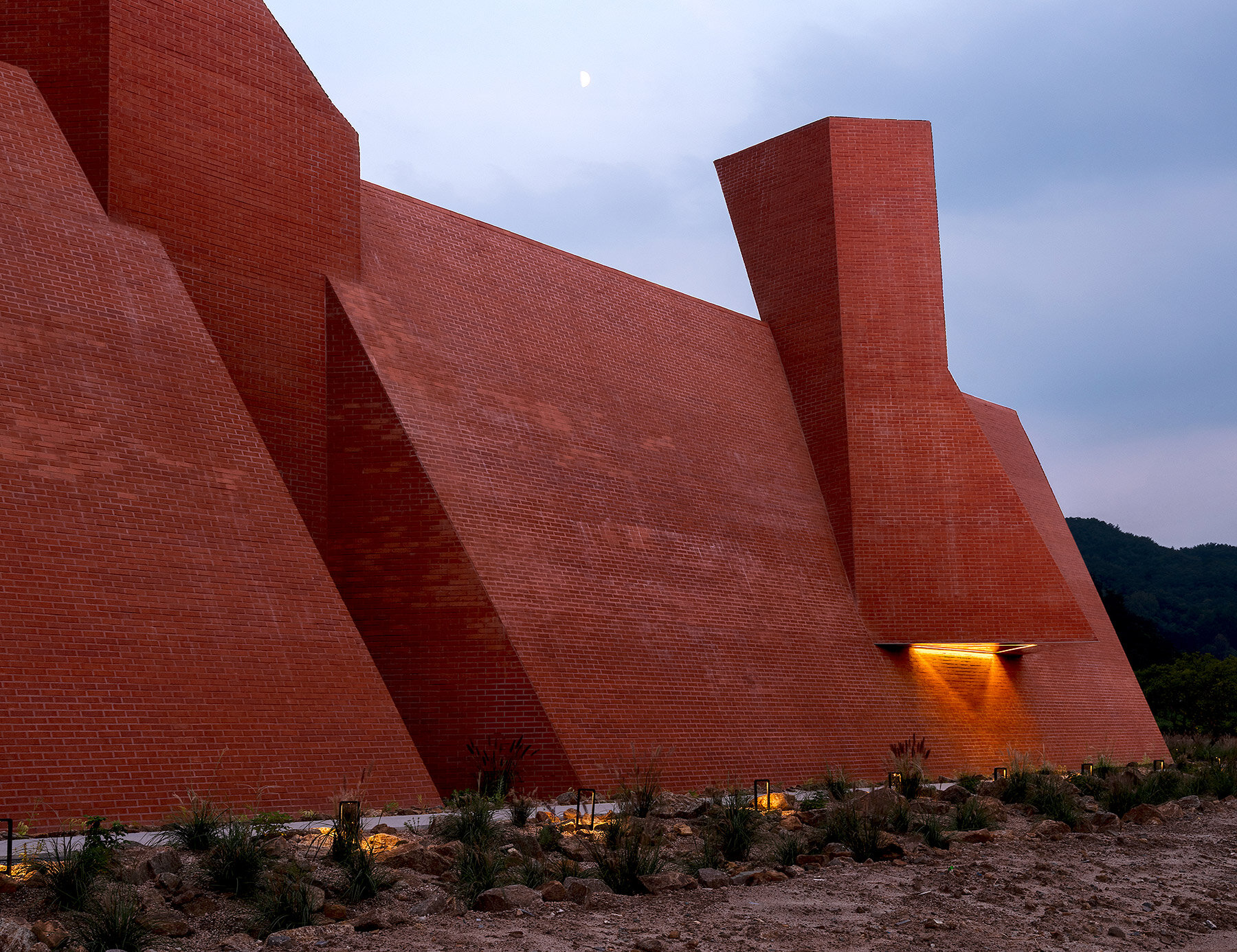 Monologue Café: A Fortress Of Memory Carved Into The Korean Landscape