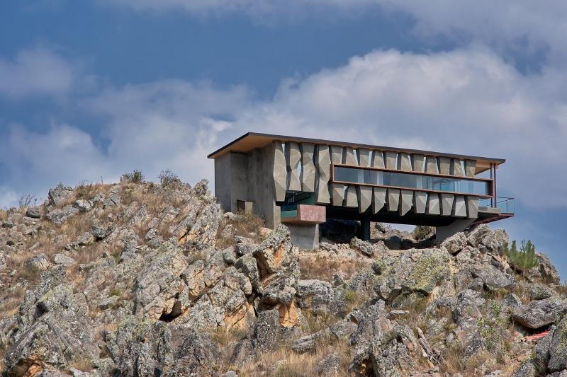 The Earth Returns Home: rtresarquitectos Sculpts Rumi Ñahui from the Peruvian Andes