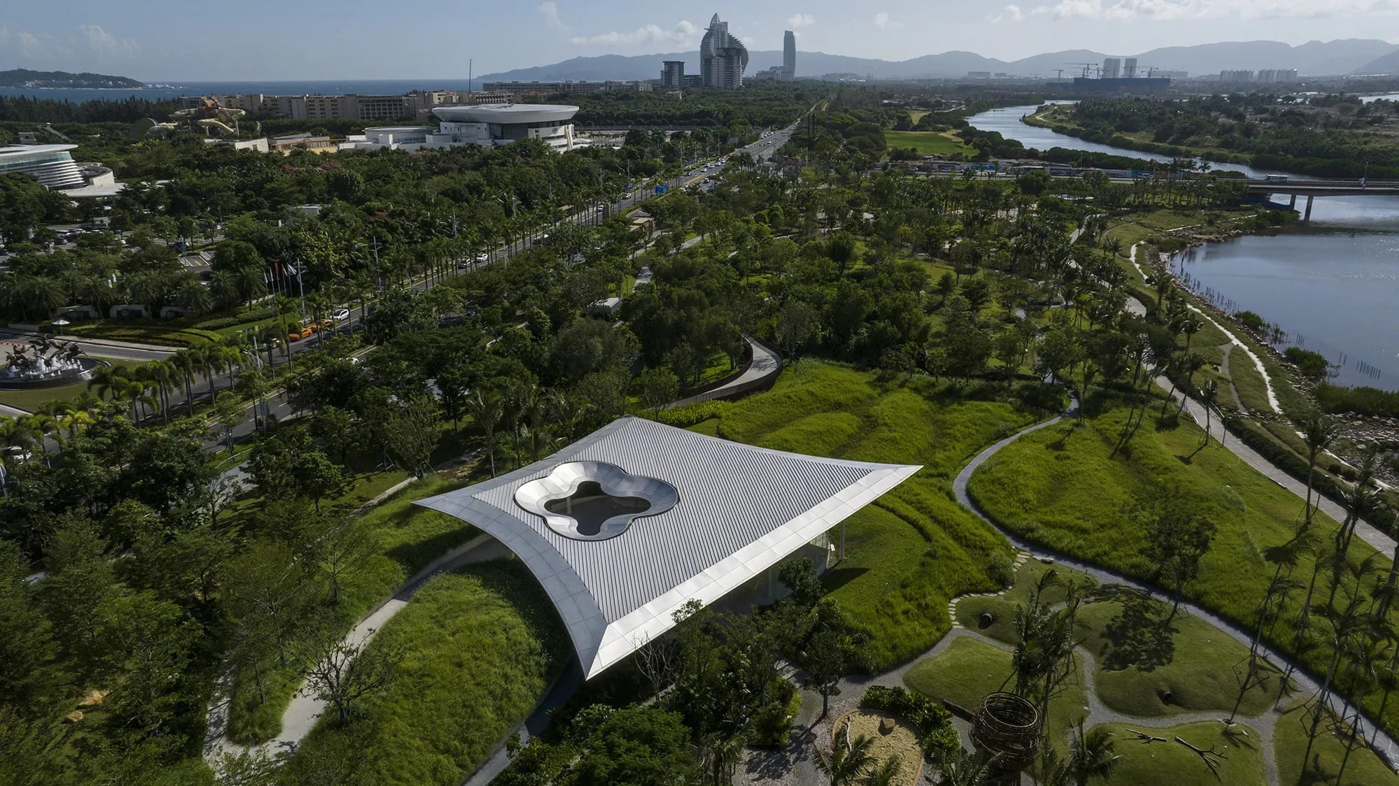 The Horizontal Ghost: E PLUS DESIGN Blurs the Waterline at Haitang River