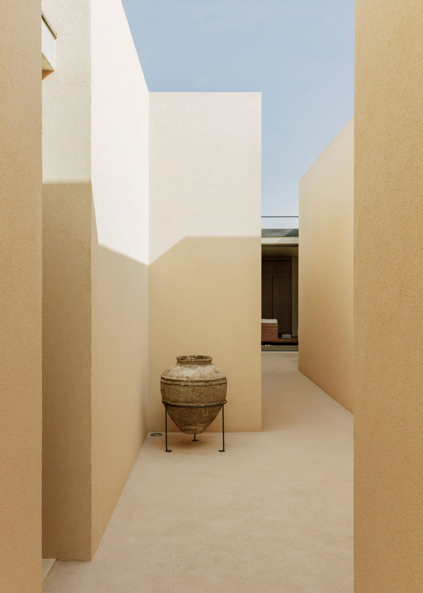 Patio House: Solum Studio’s Quiet Labyrinth by the Sea