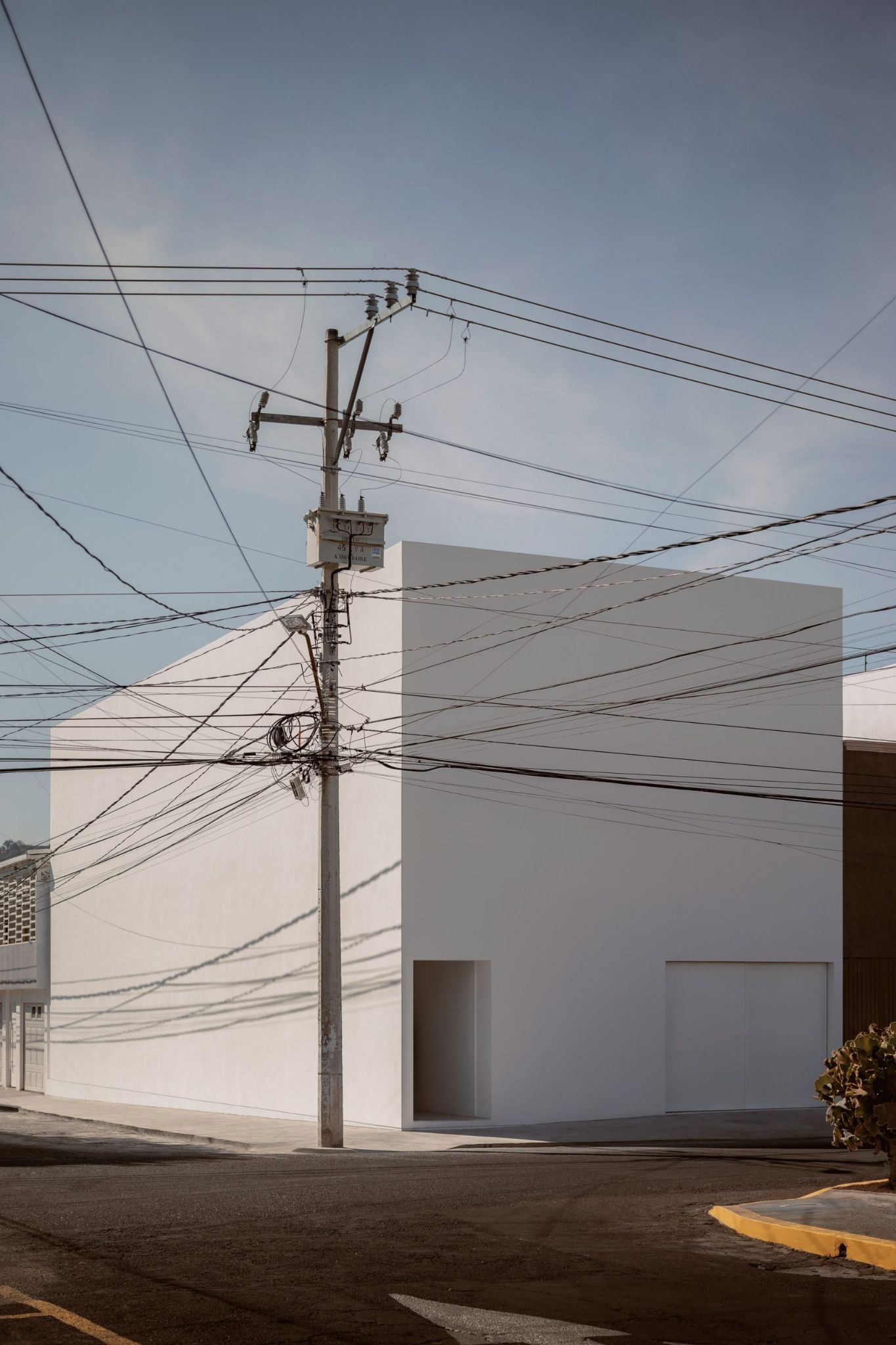 White Home: A Quiet Dialogue Between Privacy, Light and Urban Refuge