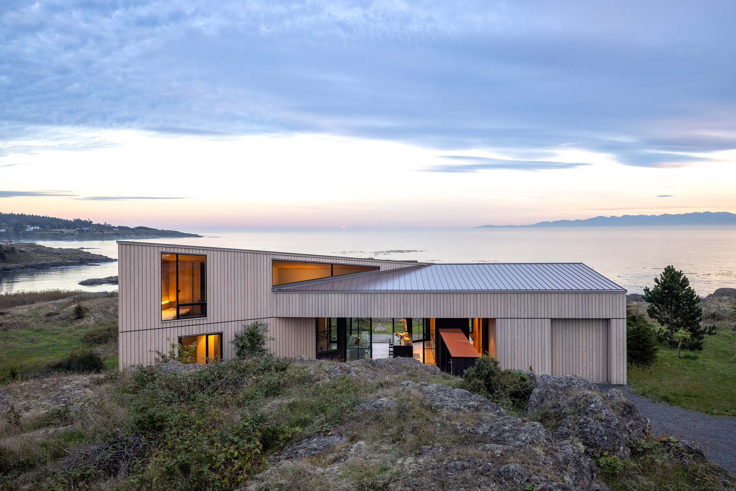 How Heliotrope Architects Made A Washington Coast Retreat That Bends With The Landscape