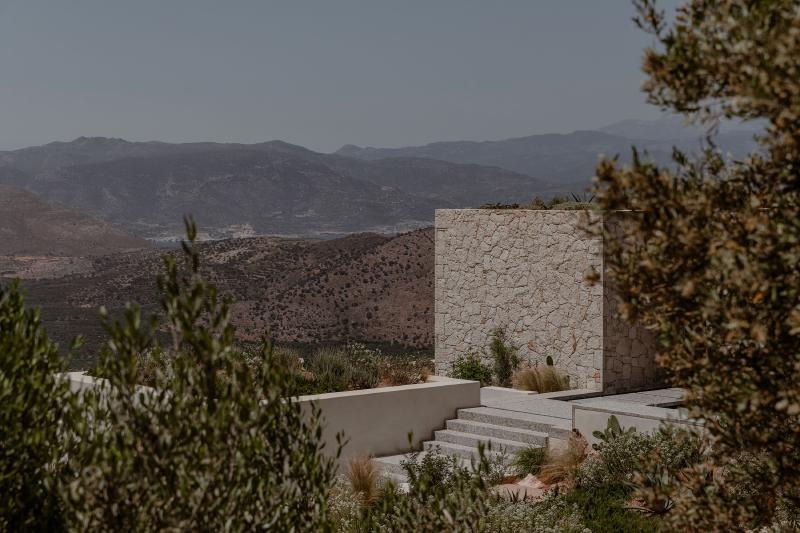 Sculpting the Ridge: Block722 Weaves "O Lofos" into the Cretan Horizon