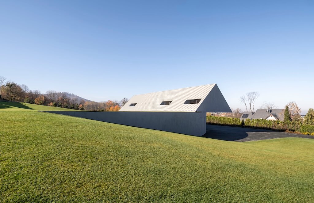 Turning With The Mountain: Yaw House By KWK Promes