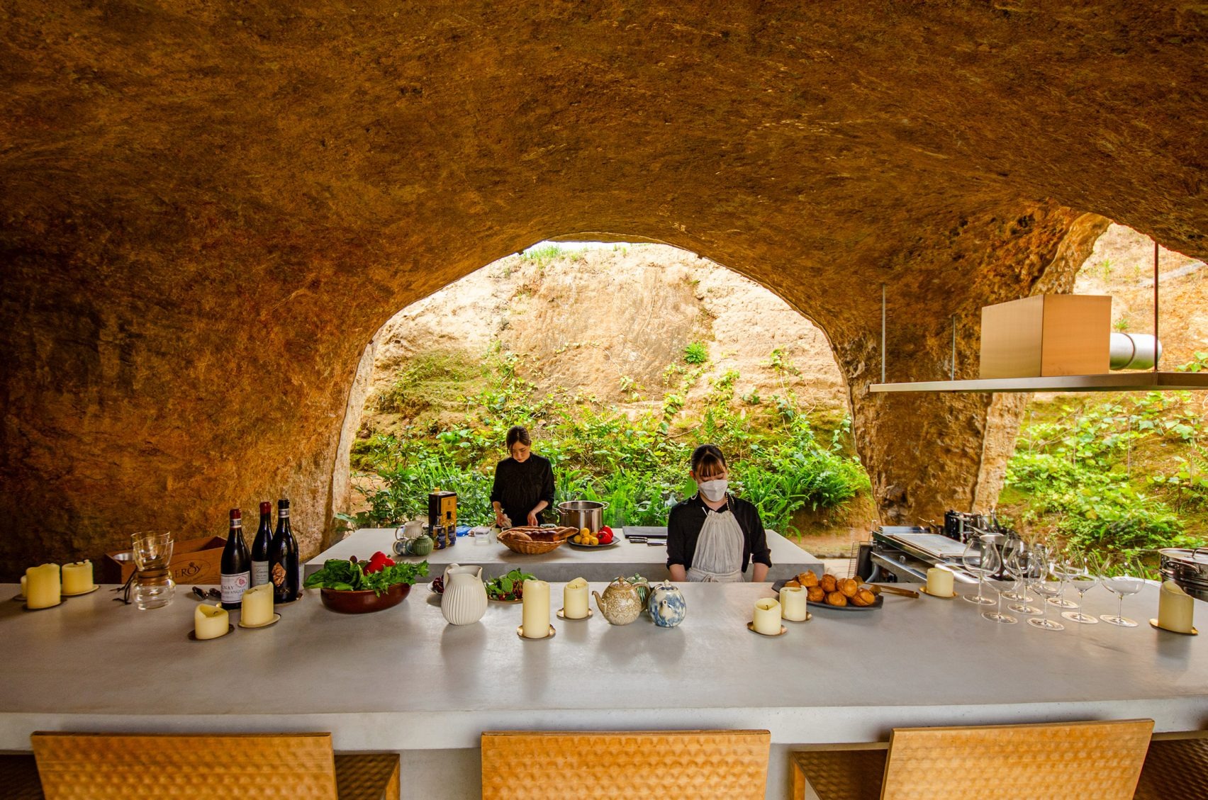 Stone-and-Earth Harmony: Junya Ishigami’s Mud-Covered Home and Restaurant in Japan