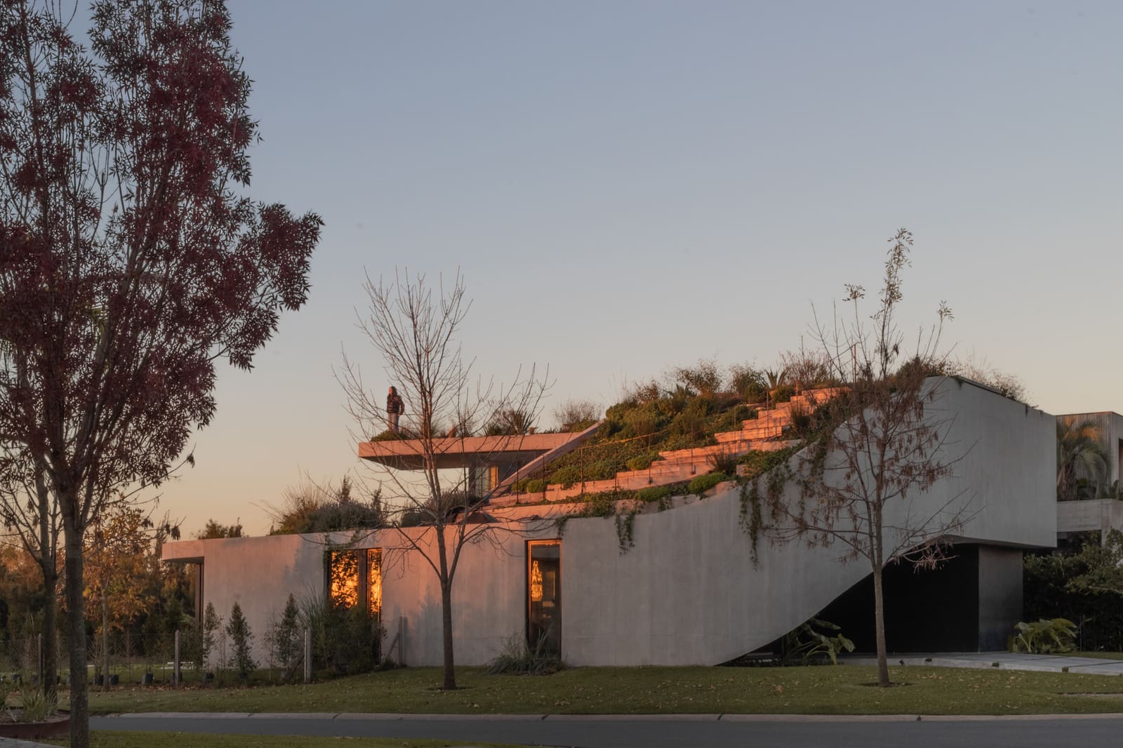When Landscape Writes the Floor Plan: A Spiral House Between Curve and Water