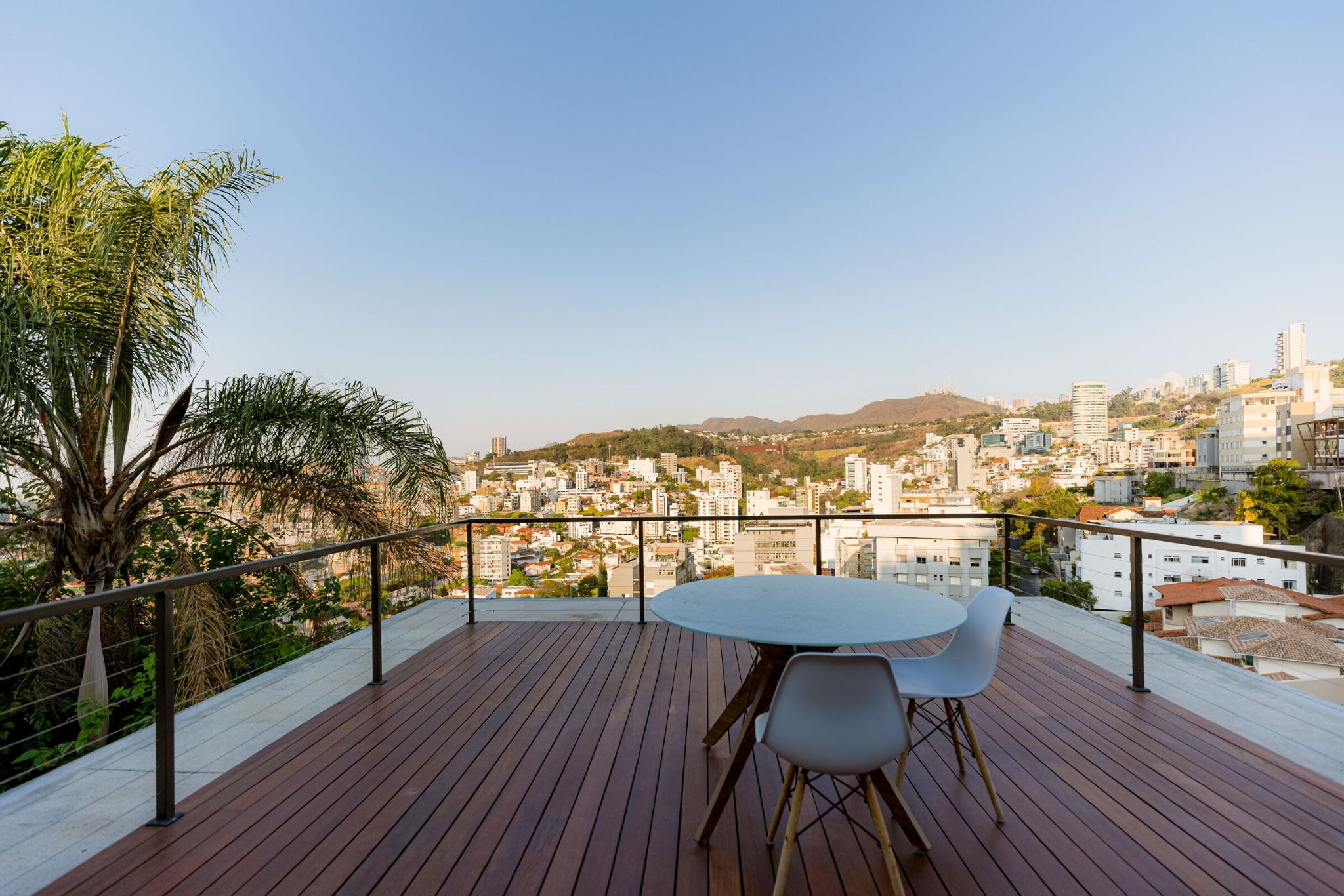 Lua House: A Vertical Observatory That Stacks Light, View and Architecture on a Hillside