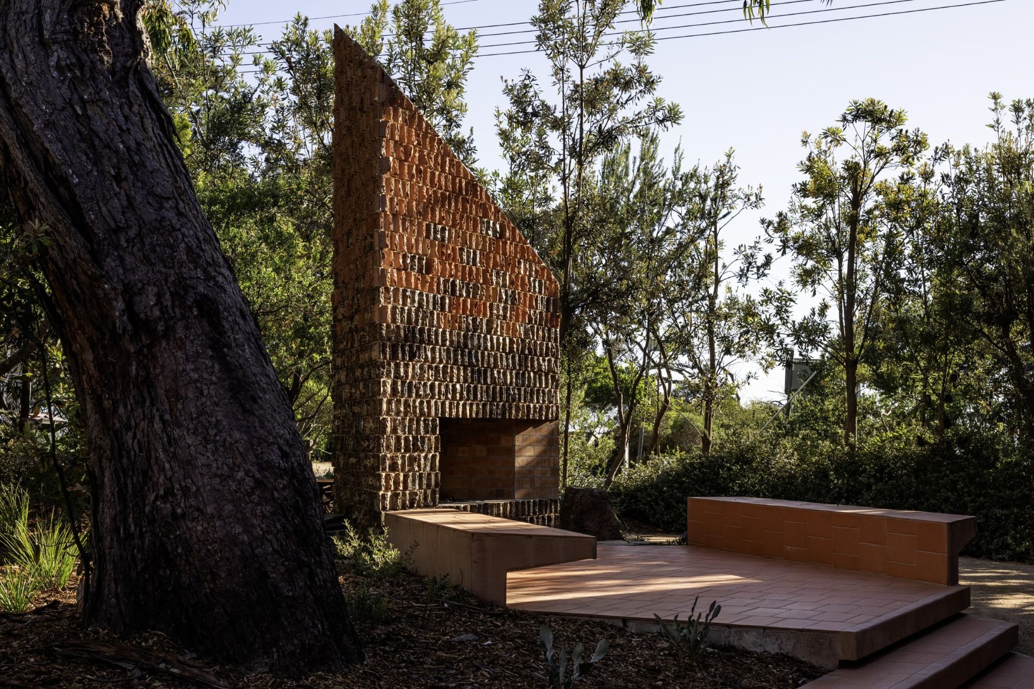 The Alchemist’s Kiln: Wardle’s Burnt Earth Beach House Rises from the Australian Soil