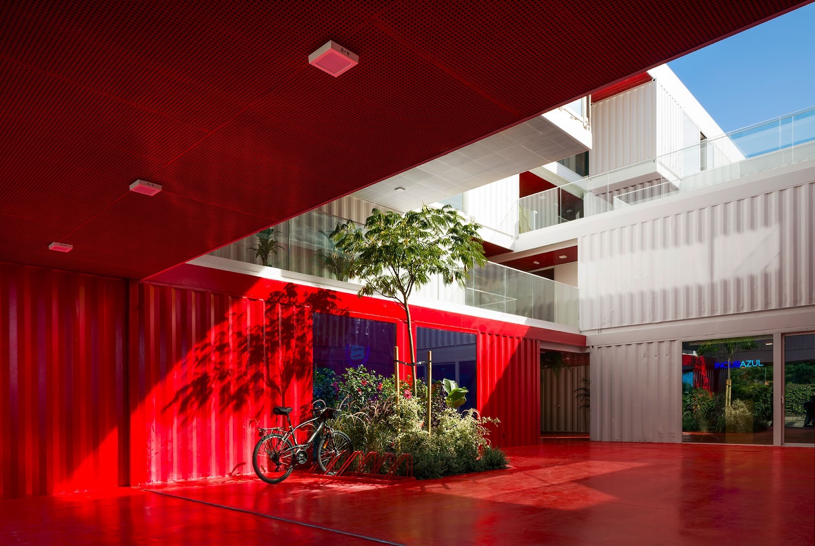 The Cargo of Ideas: Carquero Arquitectura Docks the "Incubazul" in Cadiz