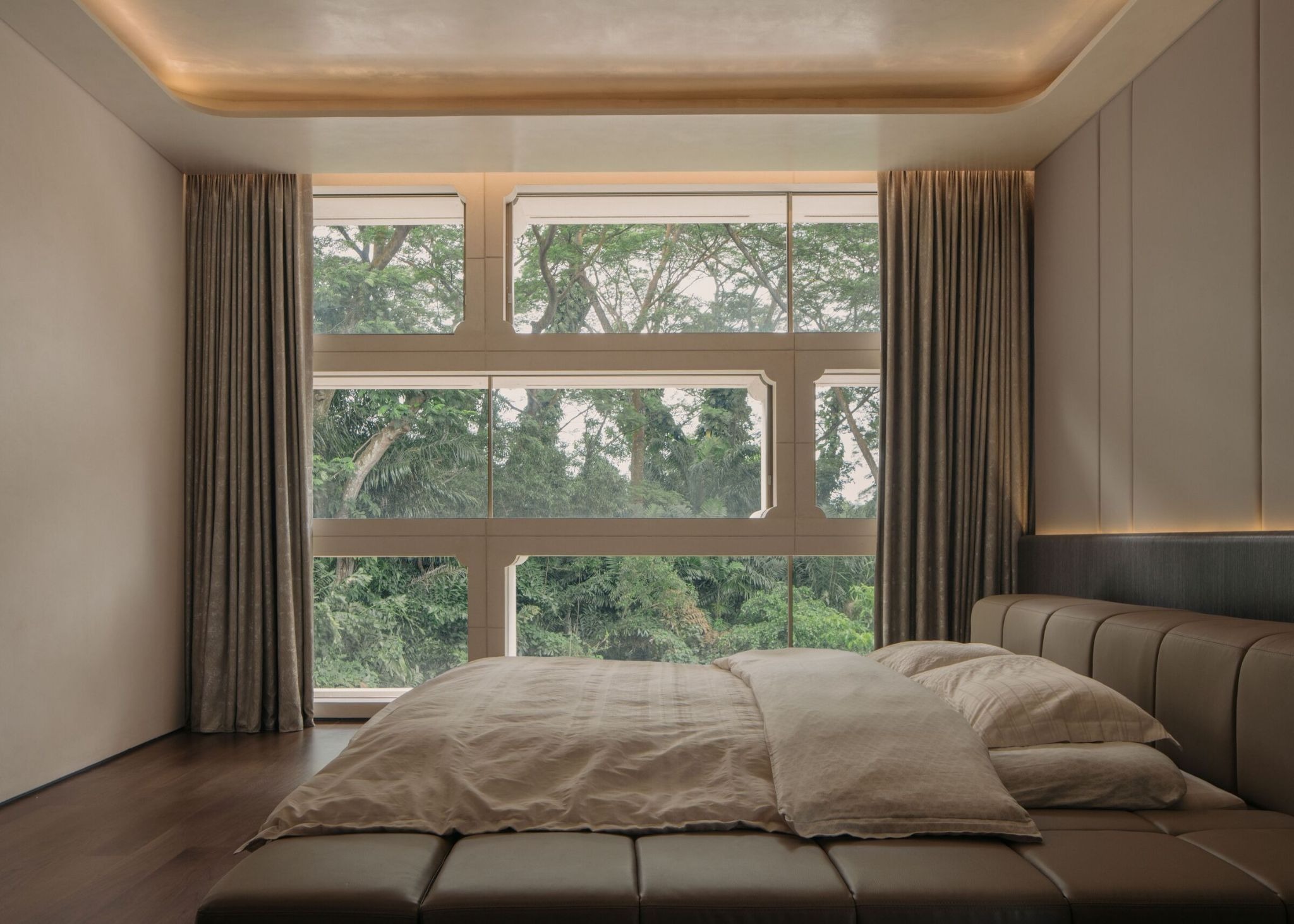 Framing Harmony: The Moongate House by Chang Architects is a Poetic Journey Through Circles