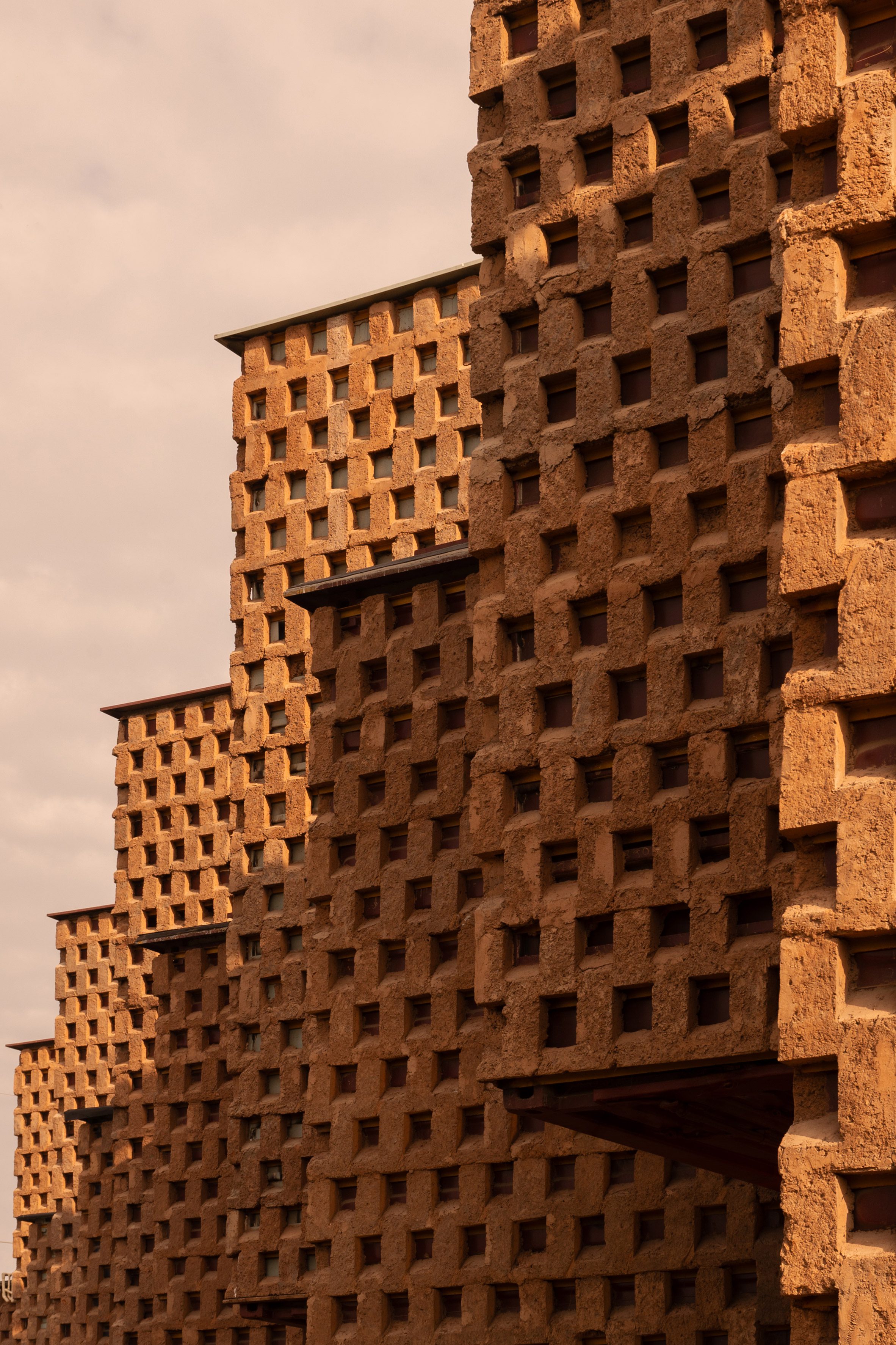 Earth-wrapped Steel: Inside Wallmakers’ Climate-responsive Petti Restaurant