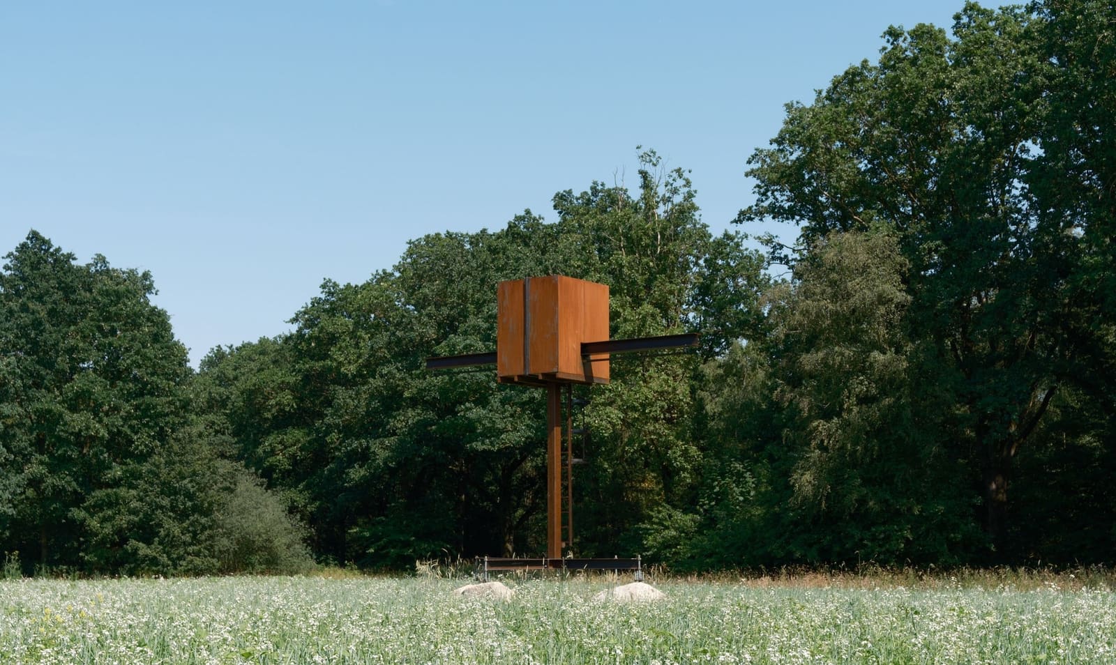 Moving Toward Stillness: A Seven-Meter Tower That Opens Through Meditation