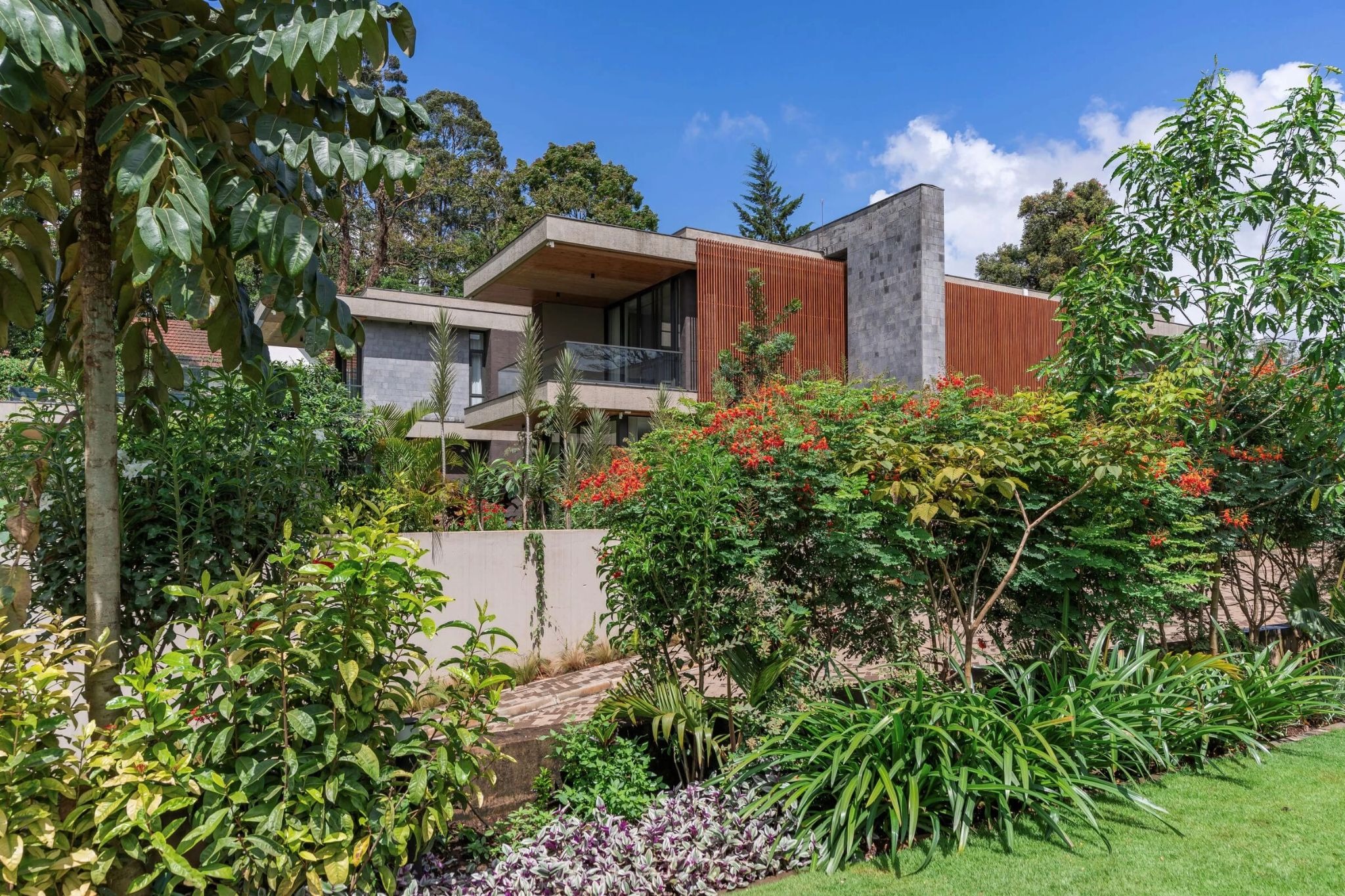 Green Abode Maximizes Privacy and Panoramic Views Through Topography-Driven Design