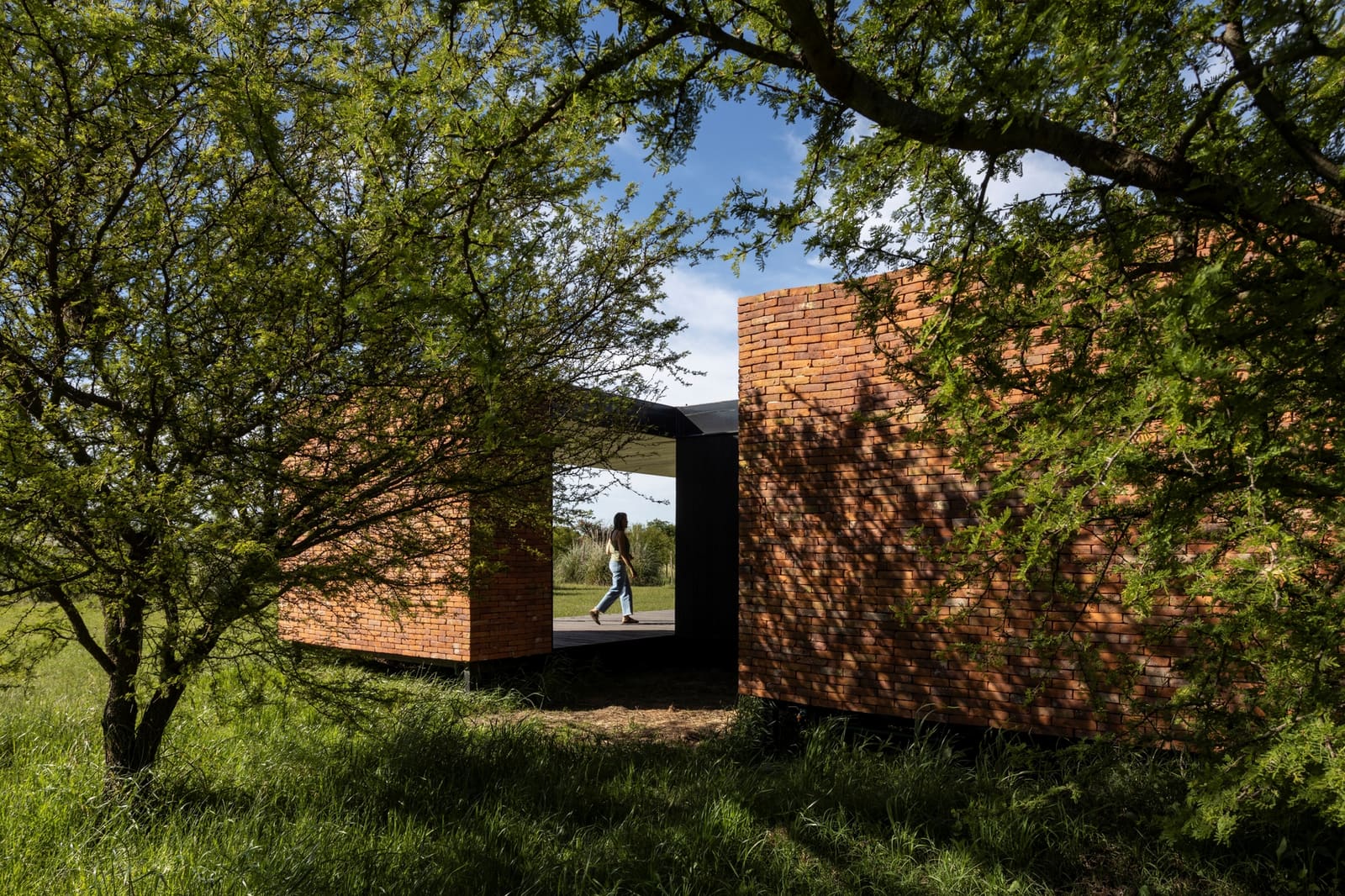 When Architects Build for Artists: A Modular House Shaped by Landscape