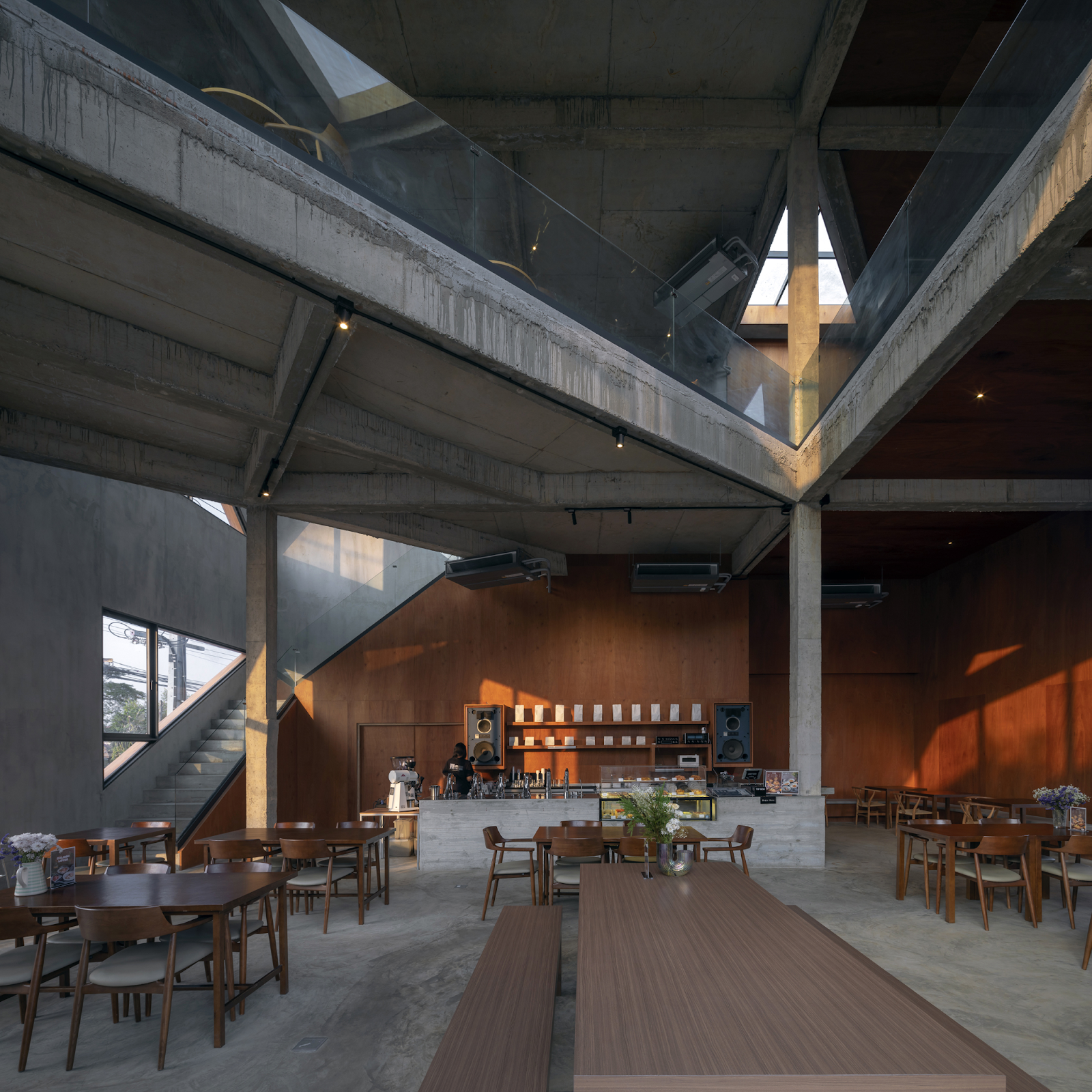 DIFF Coffee Roasters by ASWA: Minimalist Concrete Cubes Bridged by Nature in Phitsanulok