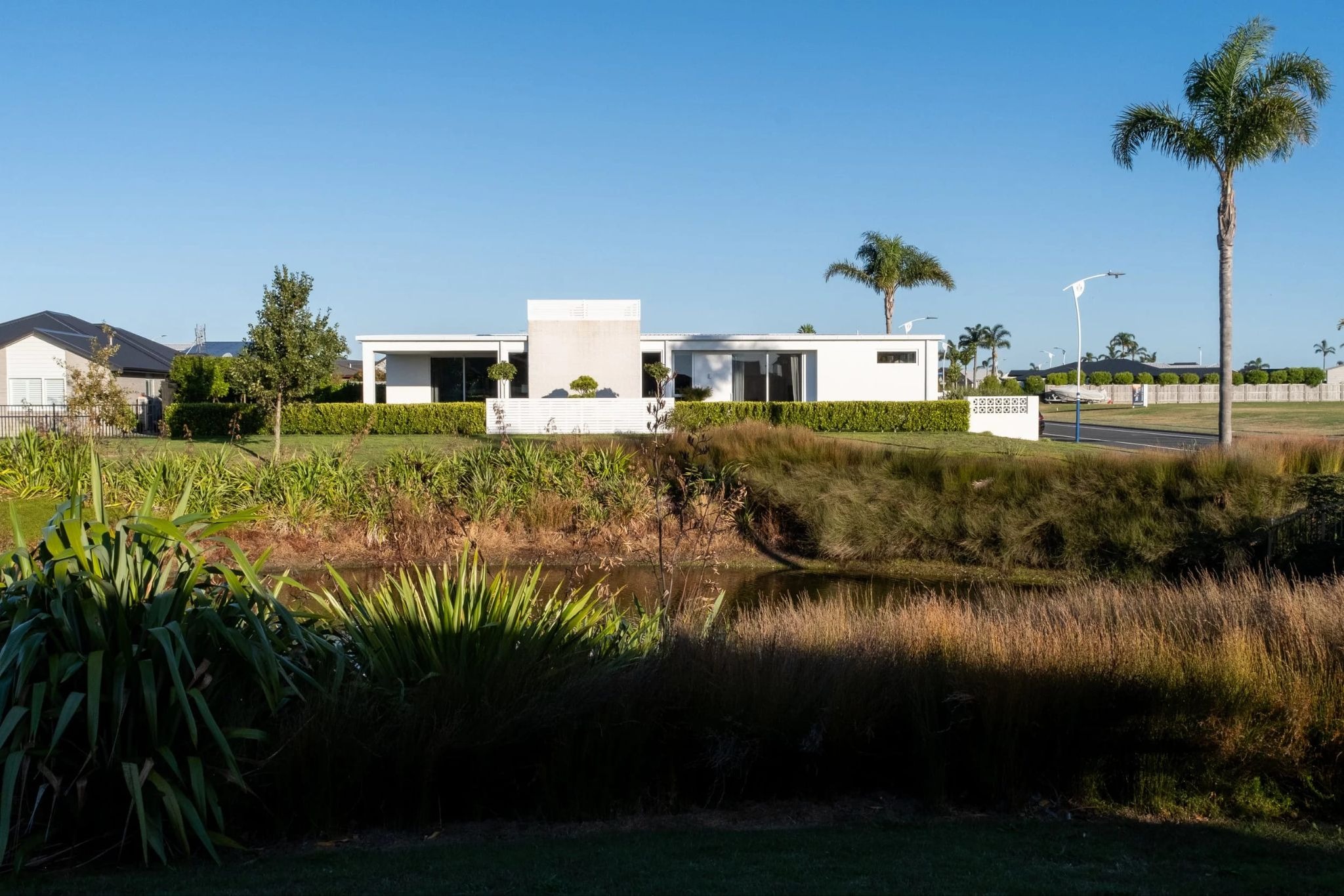 The New Zealand Dream: Arkhē Architecture Channels Palm Springs Cool in a Gabled Masterpiece