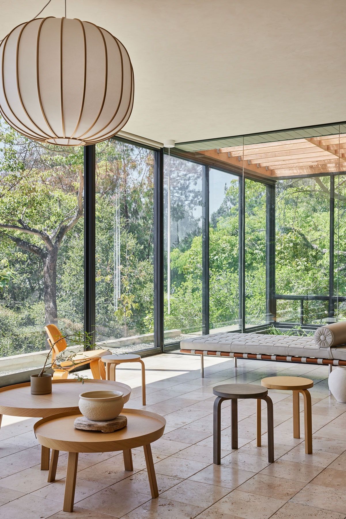 Living on the Edge of Transparency: OWIU Design’s Glass Ridge House in Los Angeles