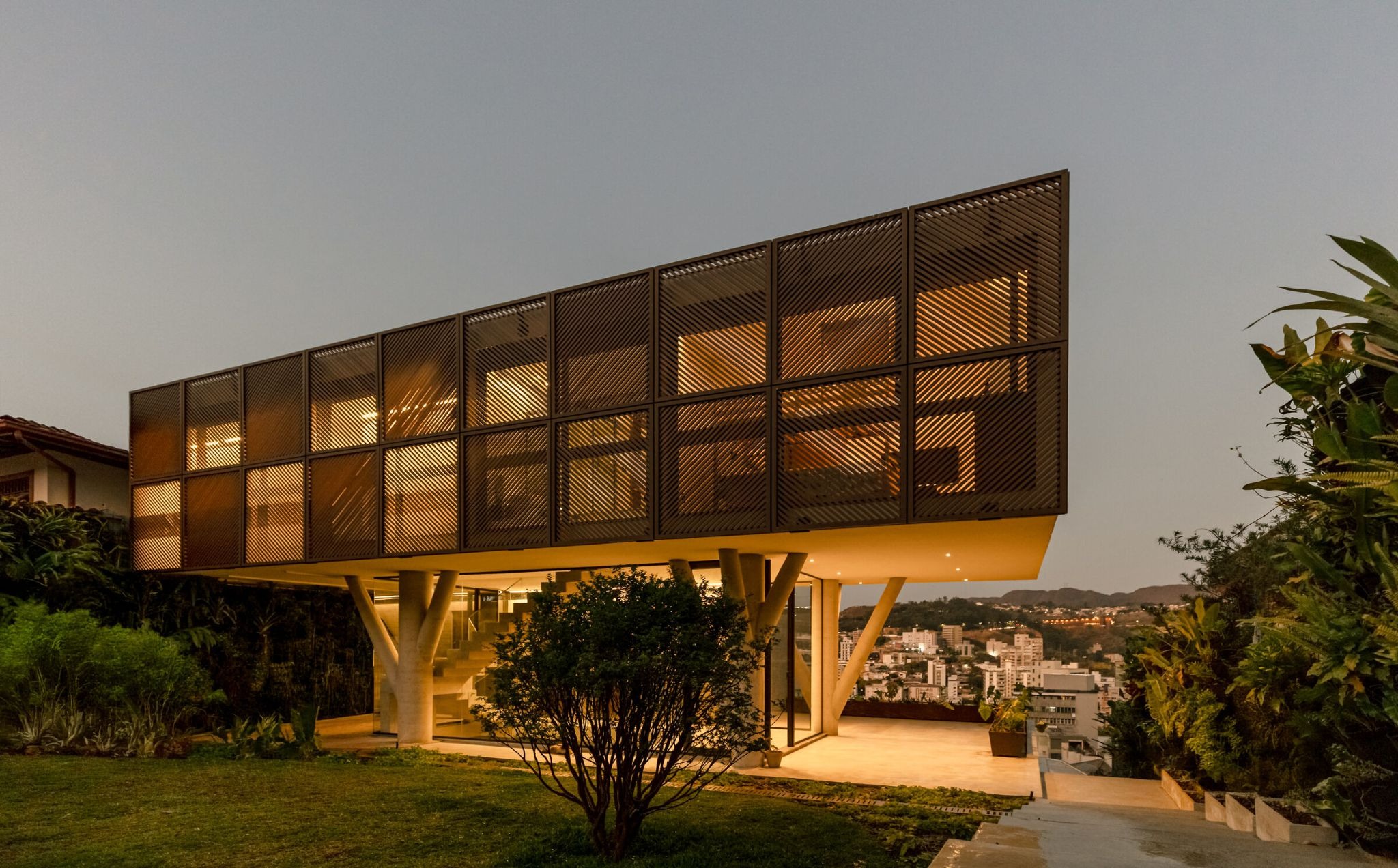 Lua House: A Vertical Observatory That Stacks Light, View and Architecture on a Hillside
