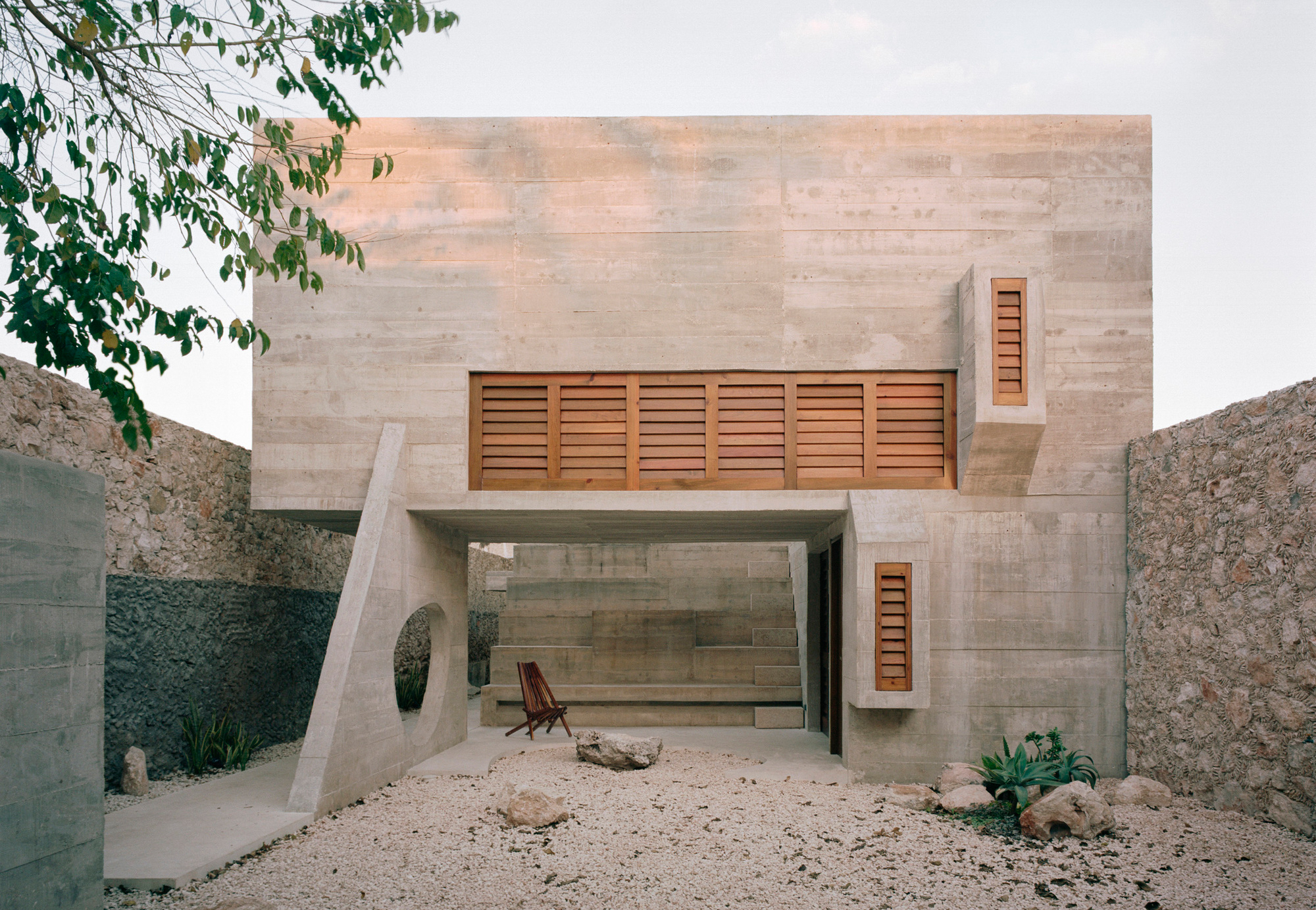 Top Picks - 10 Striking Brutalist Houses That Redefine Concrete Architecture