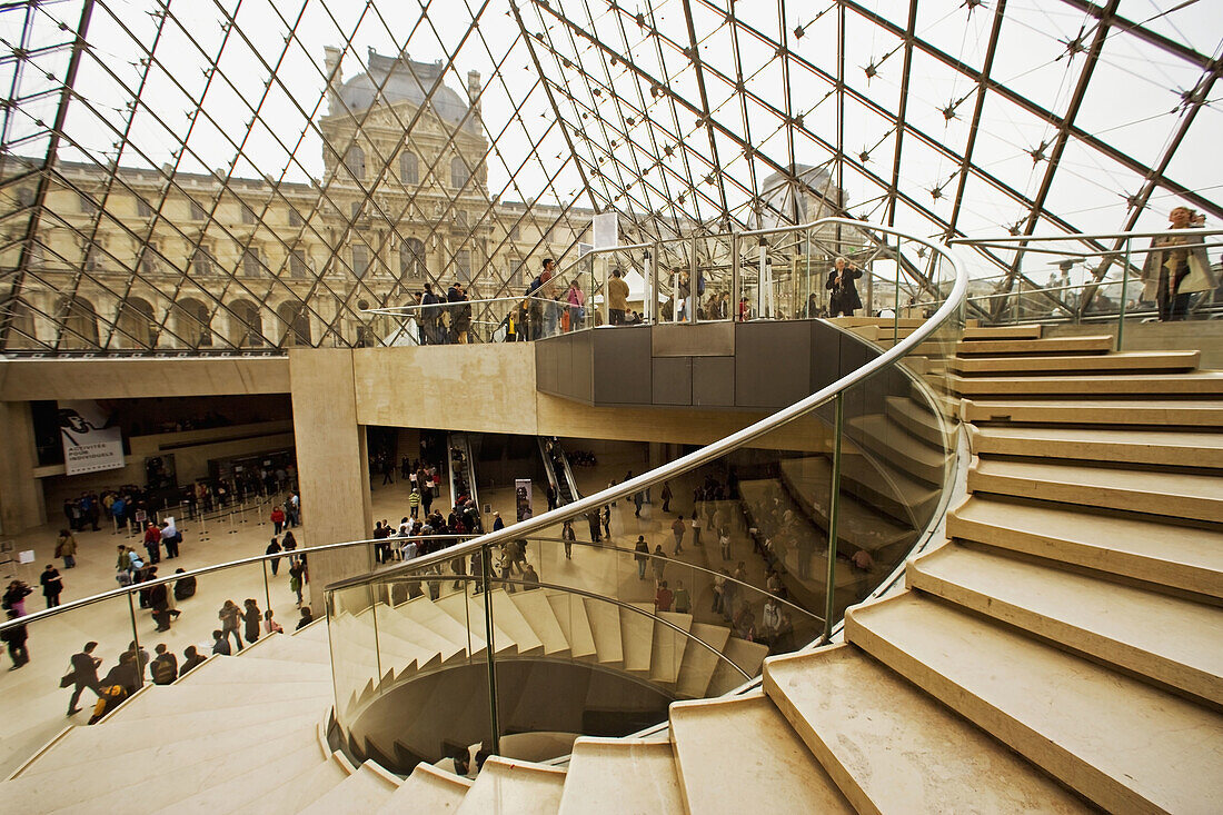 Transparency Meets Tradition: The Louvre Pyramid That Modernized the Museum