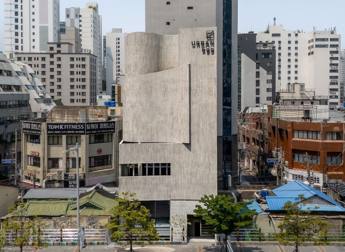 The Crevice in the Rhythm: How a 454 sqm Mixed-Use Facility Reads Busan's Industrial Past