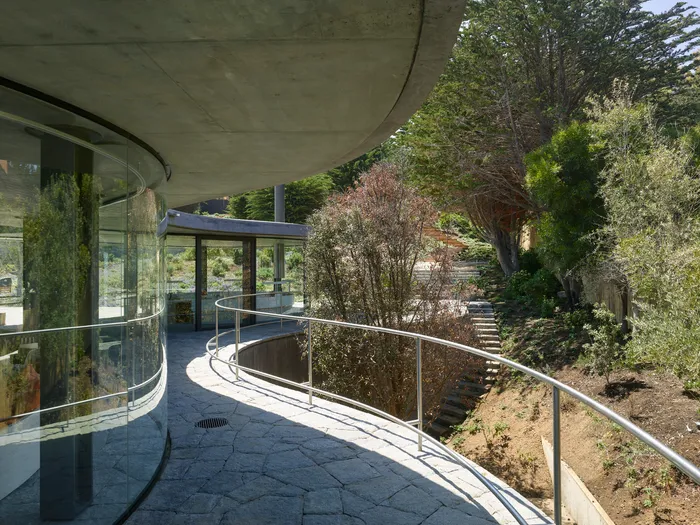 Stretching the Concrete Horizon Across the Chilean Cliffs