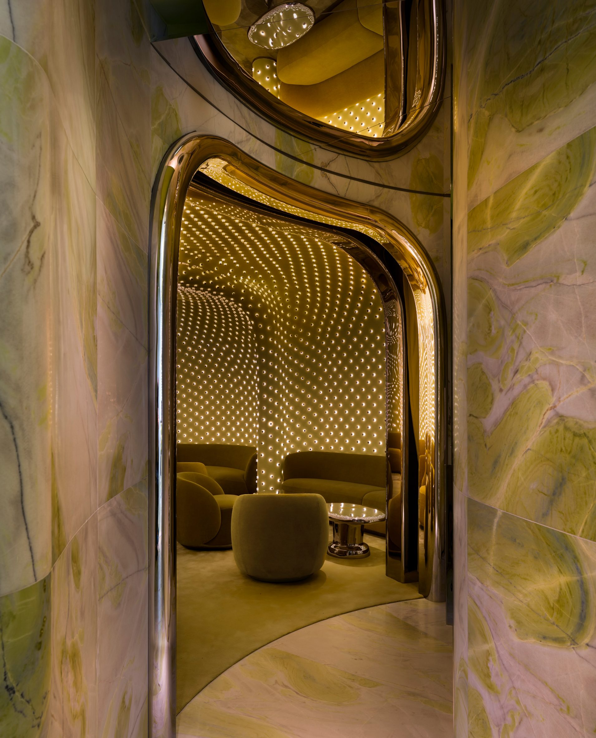 Peridot Bar: A Cinematic Interior Suspended Above Hong Kong